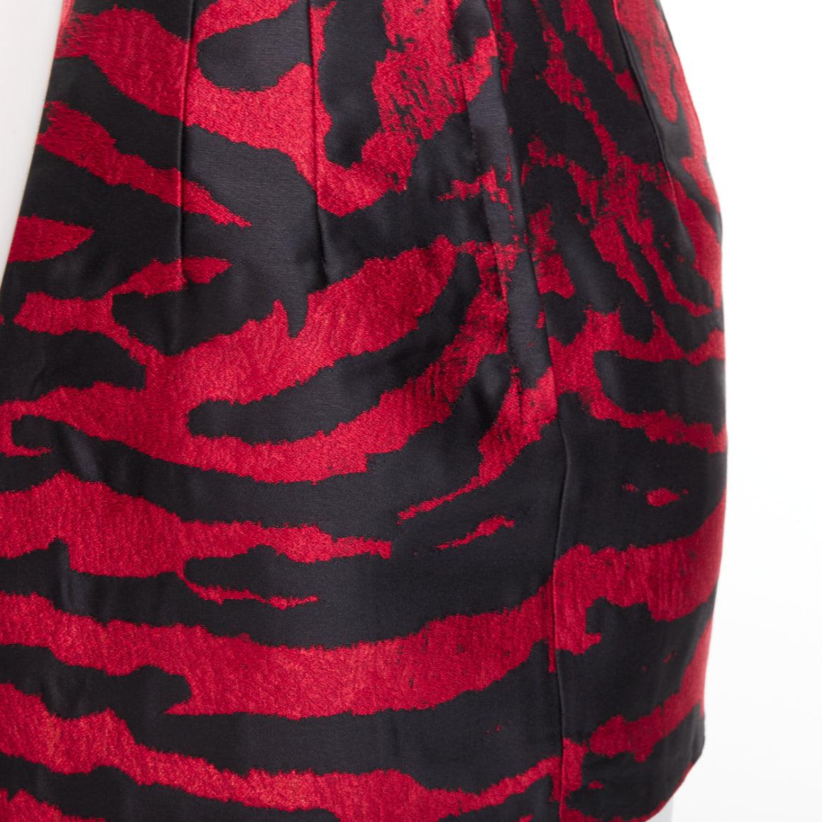 DOLCE GABBANA roter Tigerstreifen-Metallic-Jacquard-Minirock mit hoher Taille IT36 XS im Angebot 2