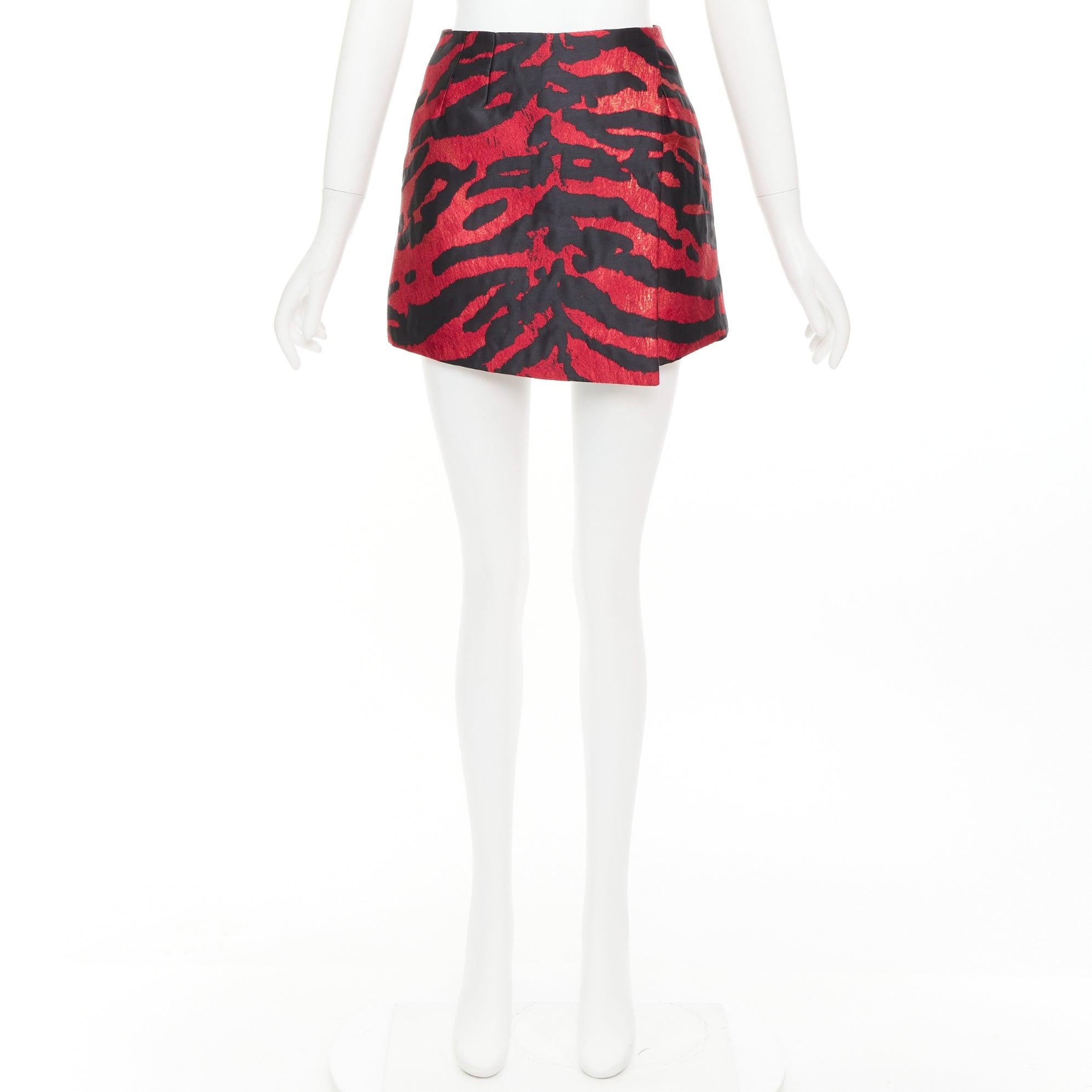 DOLCE GABBANA roter Tigerstreifen-Metallic-Jacquard-Minirock mit hoher Taille IT36 XS im Angebot 4