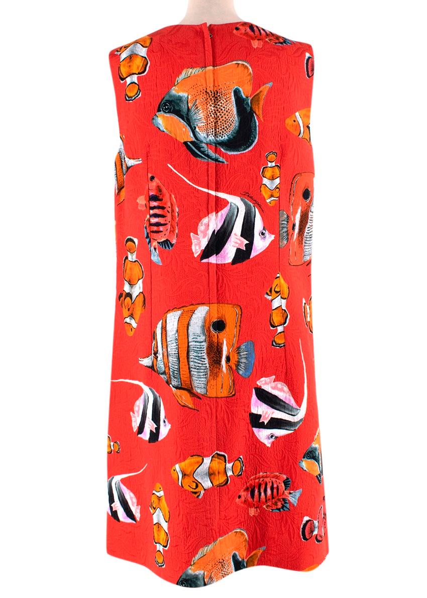 Dolce & Gabbana Rotes Brokat-Shiftkleid mit tropischem Fischmuster im Zustand „Hervorragend“ im Angebot in London, GB