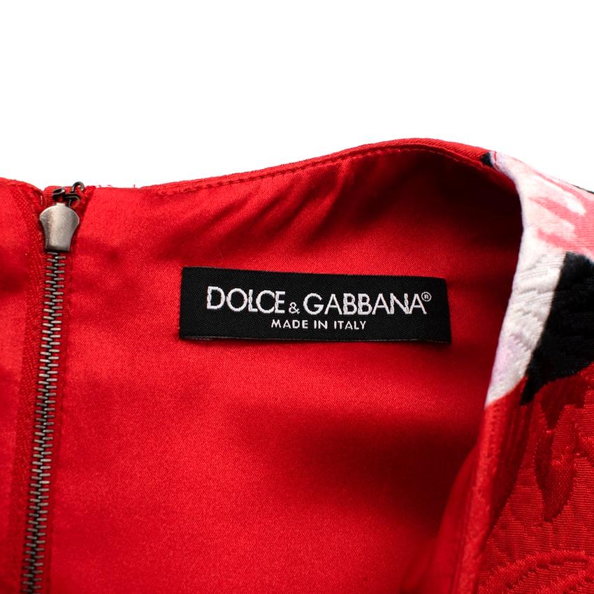 Dolce & Gabbana Rotes Brokat-Shiftkleid mit tropischem Fischmuster im Angebot 1