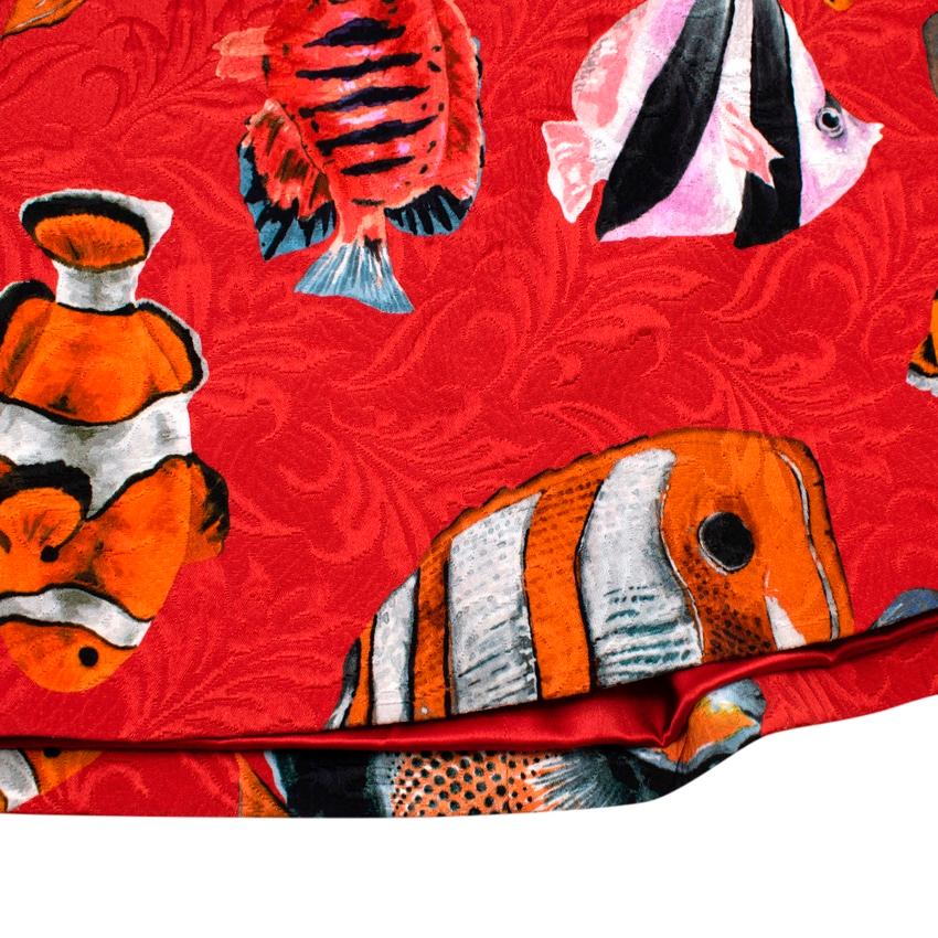 Dolce & Gabbana Rotes Brokat-Shiftkleid mit tropischem Fischmuster im Angebot 3