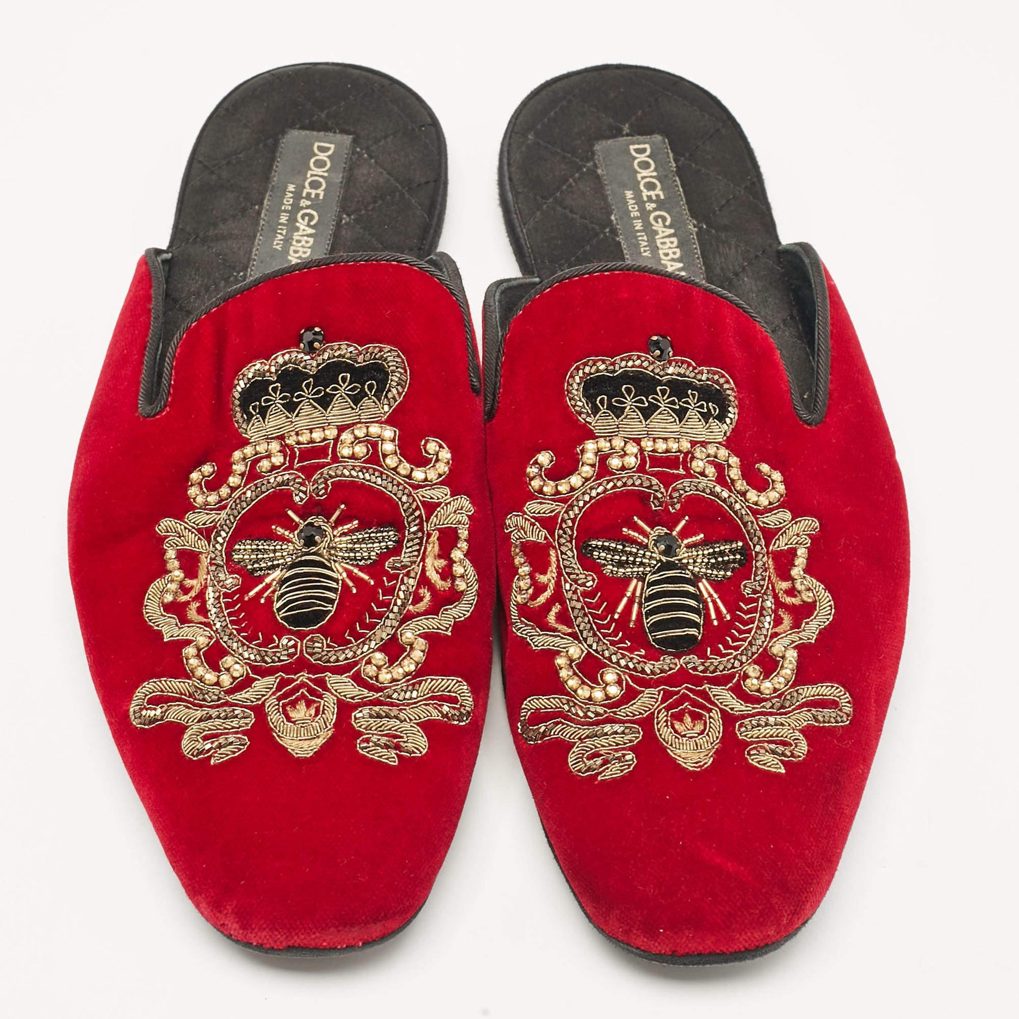Dolce & Gabbana Red Velvet Embroidered Mules Size 41 In Good Condition For Sale In Dubai, Al Qouz 2