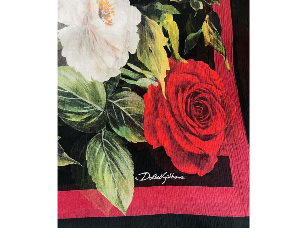 Dolce & Gabbana Large Red & White Rose printed silk scarf wrap 
Size 120cmx190cm 
100% silk 
Made in Italy 
Brand new with tags! 
Please check my other DG clothing & accessories!