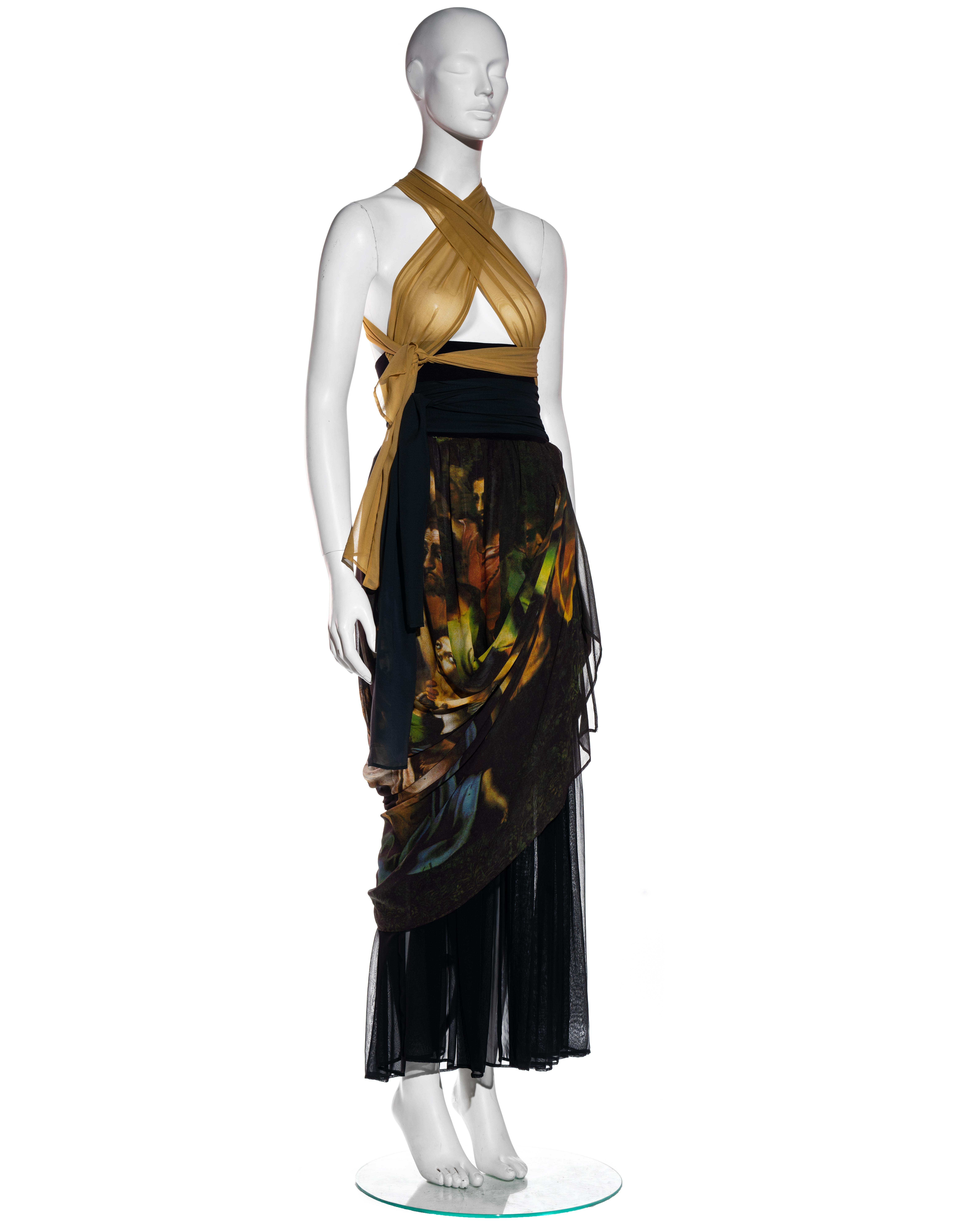 ▪ Dolce & Gabbana Abendkleid mit drapiertem Rock 
▪ Druck: Verklärung von Raphael (1516-1520)
▪ Vier am Bund angebrachte Bänder, die auf verschiedene Weise gestylt werden können
▪ Kann als Rock oder Kleid getragen werden
▪ Schwarzes