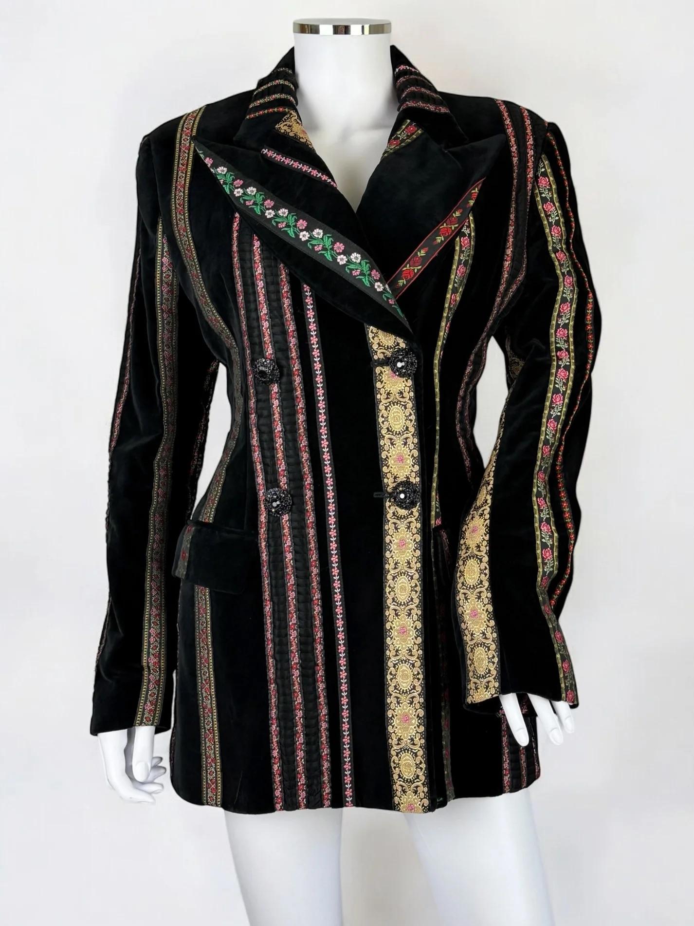 Dolce & Gabbana Blazer aus schwarzem Samt, Frühjahr/Sommer 1993
Diese exquisite Jacke vom Frühjahr 1993 (in der Vogue als 