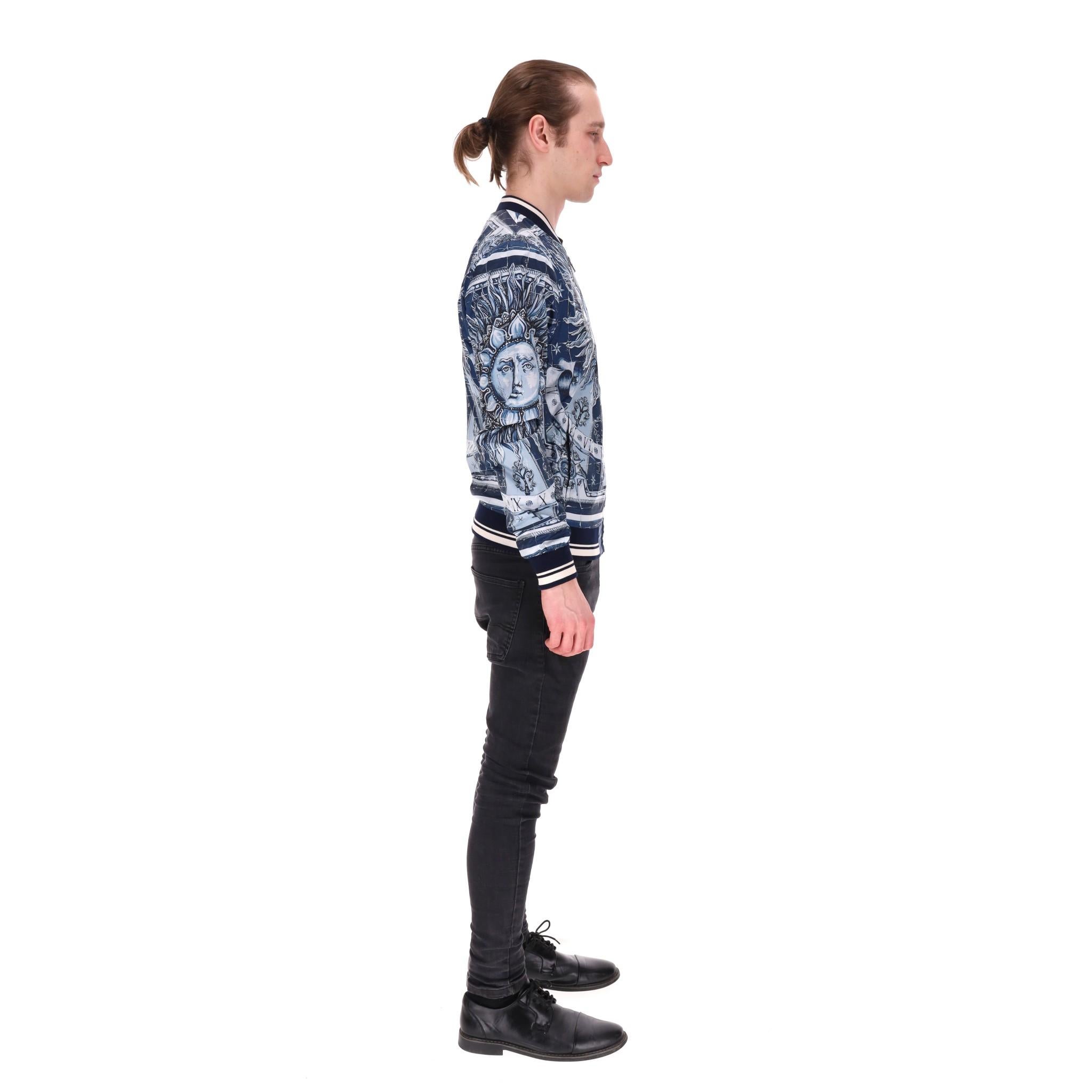 Viola Dolce & Gabbana - Giacca bomber con stampa del sole romano e dello Zodiaco in vendita