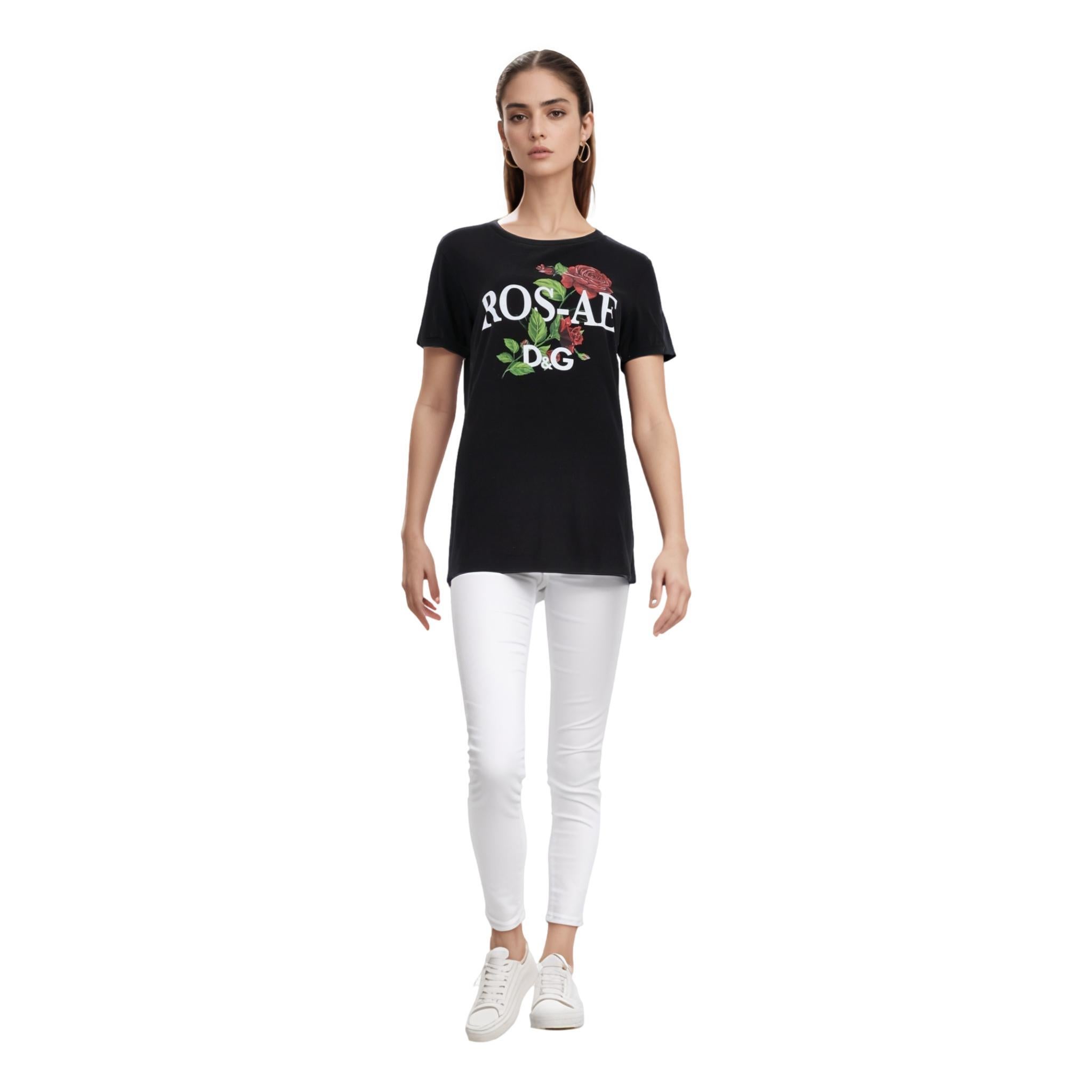 Dolce & Gabbana 'ROS-AE' Cotton T-Shirt

Black top crafted from cotton with red roses print to the centre and white 'Ros-ae D&G' wording.

Featuring short sleeves and round neckline. Rrp Approx. £280

Size – M (Label missing but