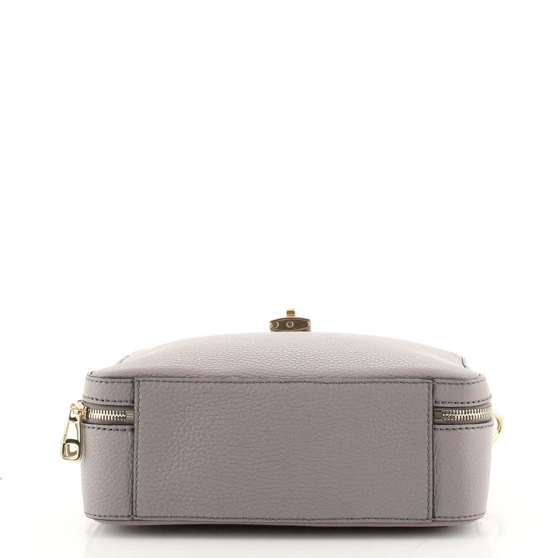 Dolce & Gabbana Rosaria Umhängetasche aus Leder Klein im Zustand „Gut“ in NY, NY
