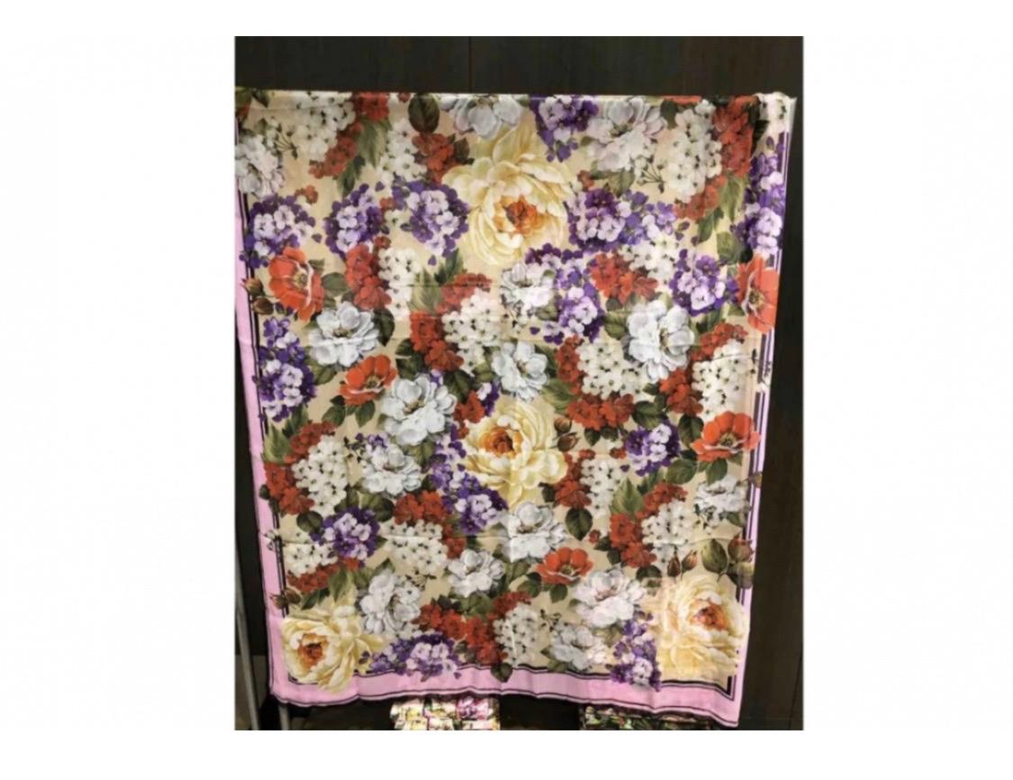 Dolce & Gabbana Rose Hydrangea

Hortensia printed large silk scarf wrap
Size 135cmx200cm

100% silk

Brand new with tags

Please check my other DG clothing &

accessories! 
