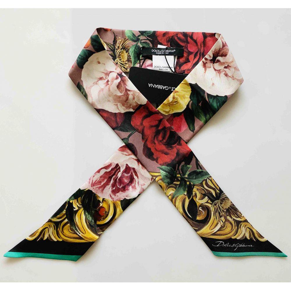 Dolce & Gabbana Rose Print Silk Scarf in Multicolour

Dolce & Gabbana Rose printed silk scarf tie head accessory 
Size 5cm x 100cm 
100% silk 
Made in Italy 
With tags.

General information: 
Designer: Dolce & Gabbana 
Condition: Never worn, With