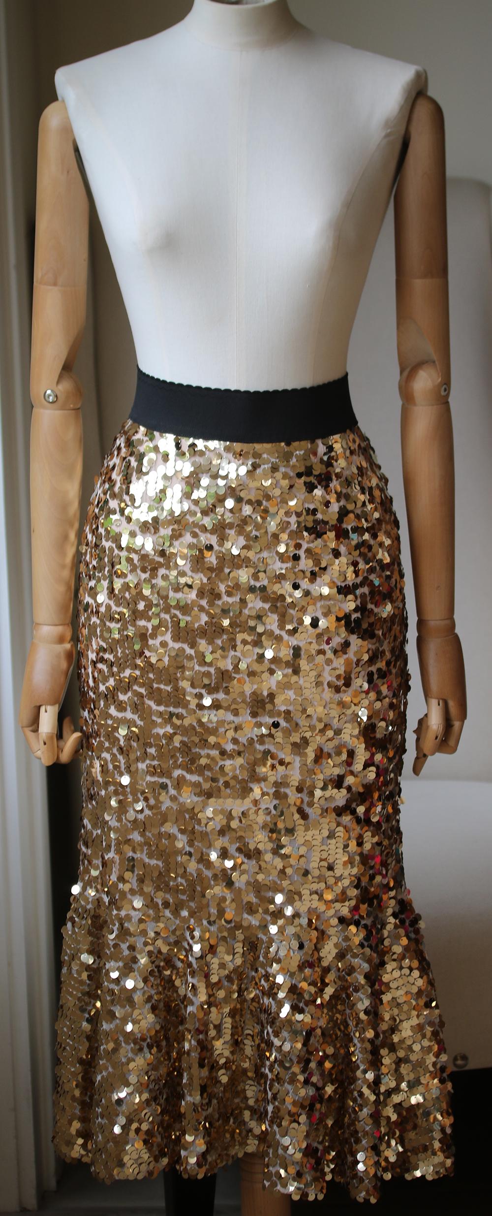 Dolce & Gabbana's skirt has been crafted in Italy from mid-weight gold tulle, enriched with scores of glistening sequins - a brand signature. Detailed with a black elasticated band to create definition at the waist, it's finished with a gently