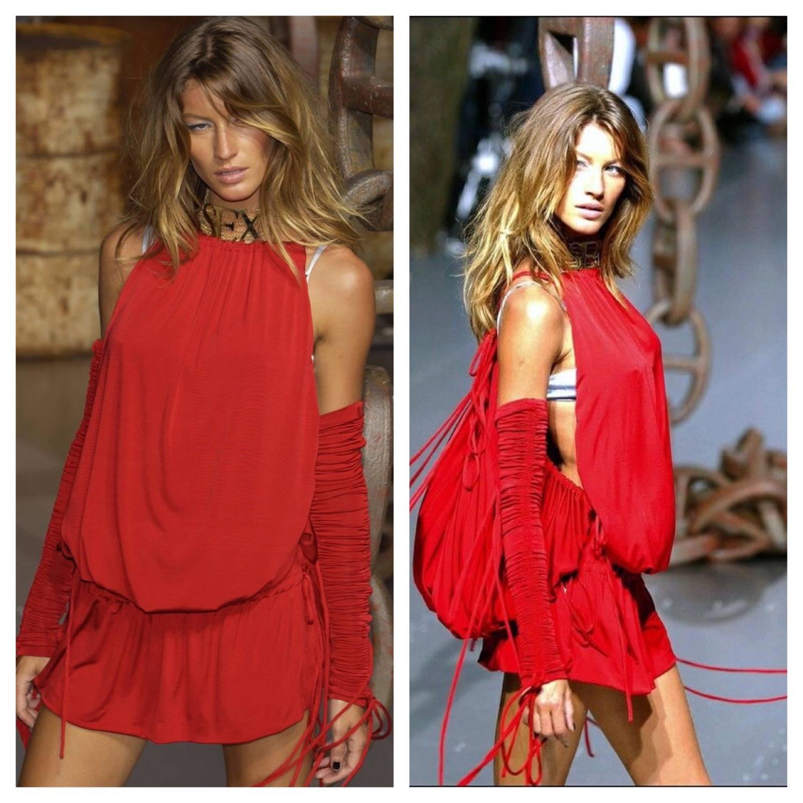 Rouge  Campagne publicitaire Dolce & Gabbana Runway - Mini robe rouge froncée aux bras, 2003 en vente