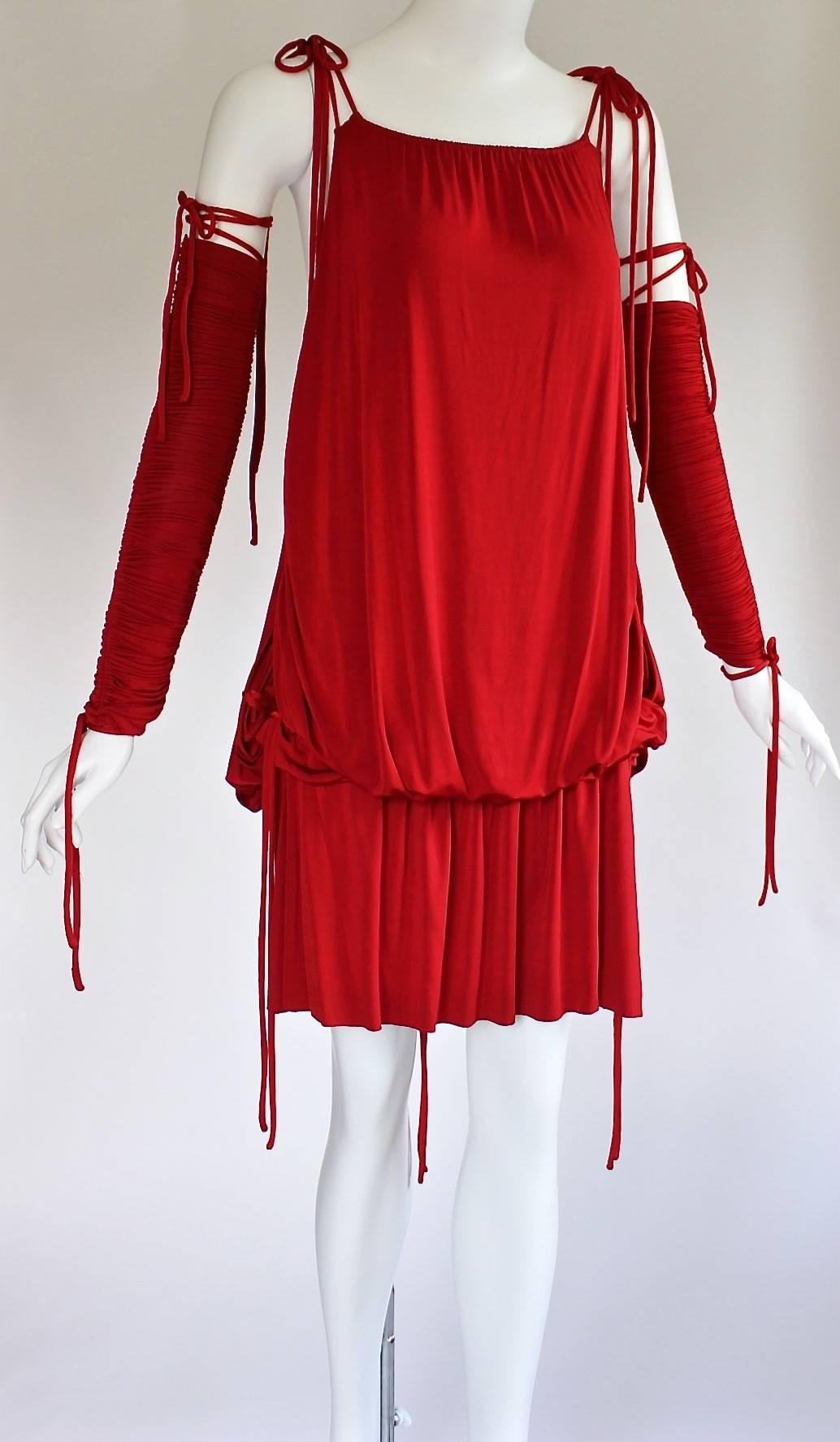  Campagne publicitaire Dolce & Gabbana Runway - Mini robe rouge froncée aux bras, 2003 Excellent état - En vente à Boca Raton, FL