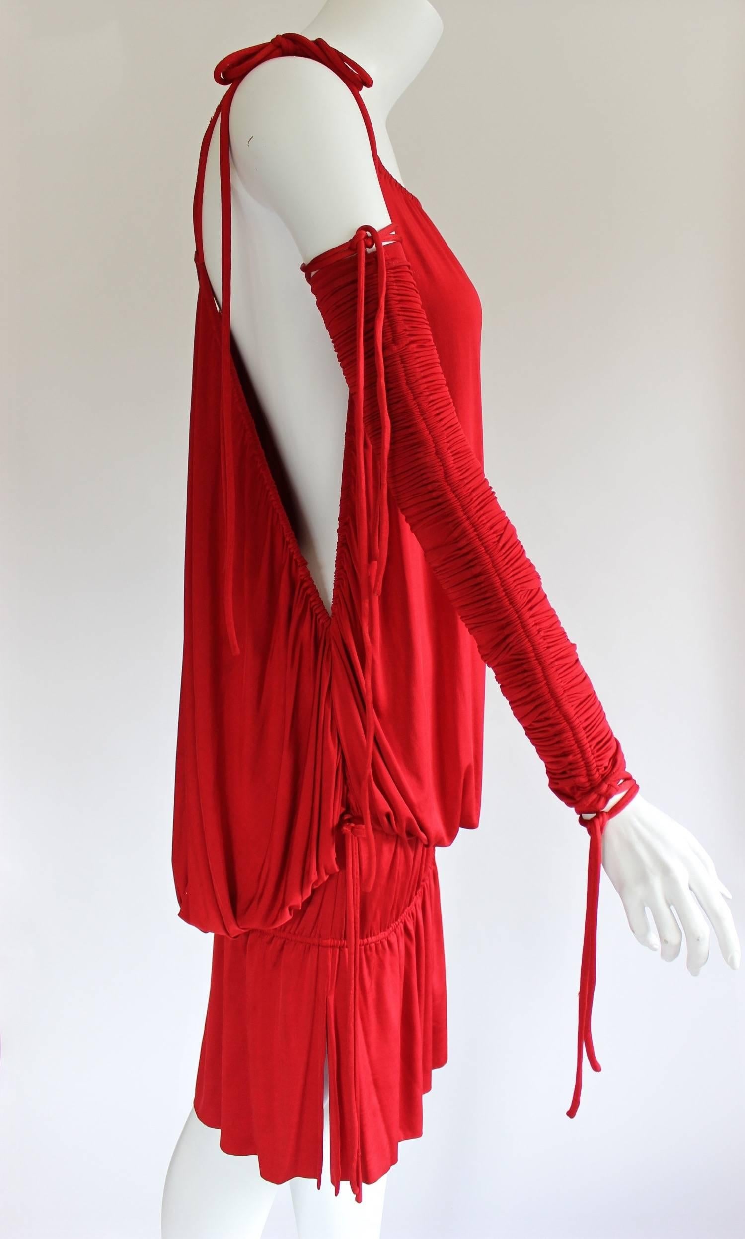  Campagne publicitaire Dolce & Gabbana Runway - Mini robe rouge froncée aux bras, 2003 en vente 1