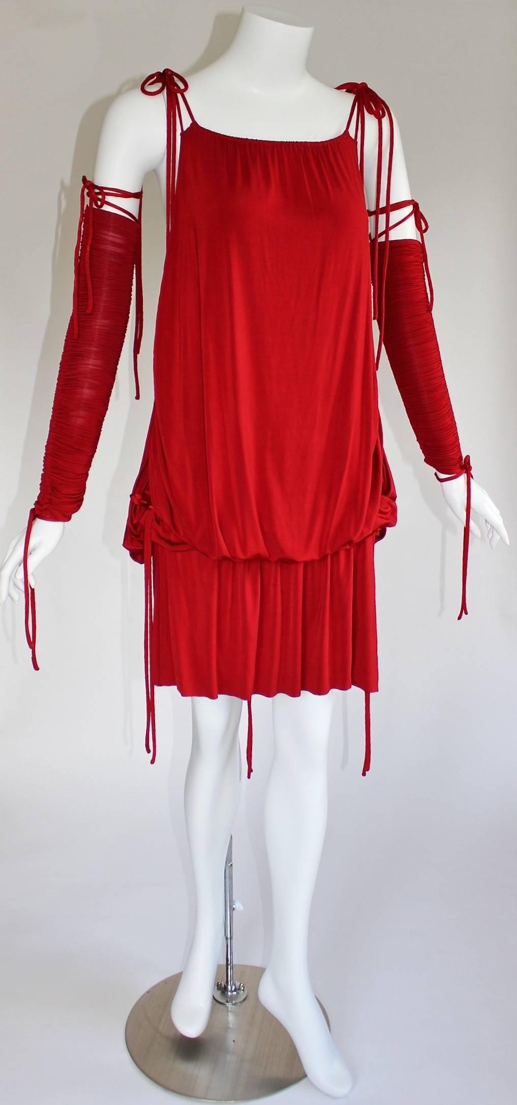  Campagne publicitaire Dolce & Gabbana Runway - Mini robe rouge froncée aux bras, 2003 en vente 3