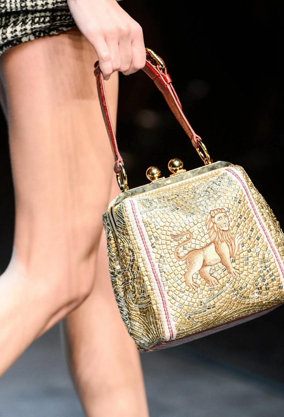 Las colecciones de pasarela de Dolce & Gabbana son famosas por su riqueza narrativa y su exquisita artesanía italiana, y el bolso Agata encarna a la perfección este espíritu. Estrenado en la pasarela, este bolso con estructura está meticulosamente