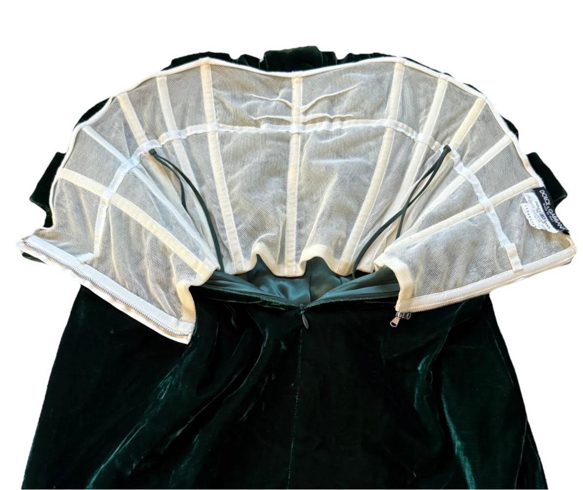 DOLCE & GABBANA Runway F/W 2006 Green Velvet & Chain Corset Babydoll Dress For Sale 4