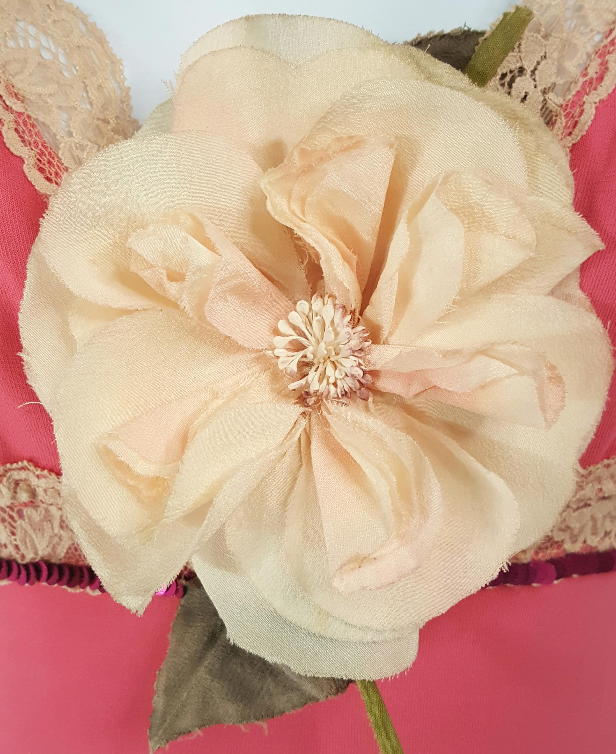 Dolce & Gabbana a présenté des bijoux en soie rosée, comme cet accessoire polyvalent de sept pouces de diamètre, de couleur pêche pâle, sur de nombreux looks de la collection printemps-été 2000 du duo de designers (voir photo). La rose est un motif