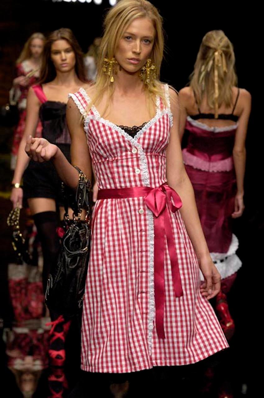 ✨ Vintage Dolce&Gabbana Laufsteg-Midikleid SS 2006 
✨Sehr guter Gesamtzustand mit allen originalen Labels, wenige Gebrauchsspuren an den Riemen
✨Größe 42IT entspricht einer M- 10 UK