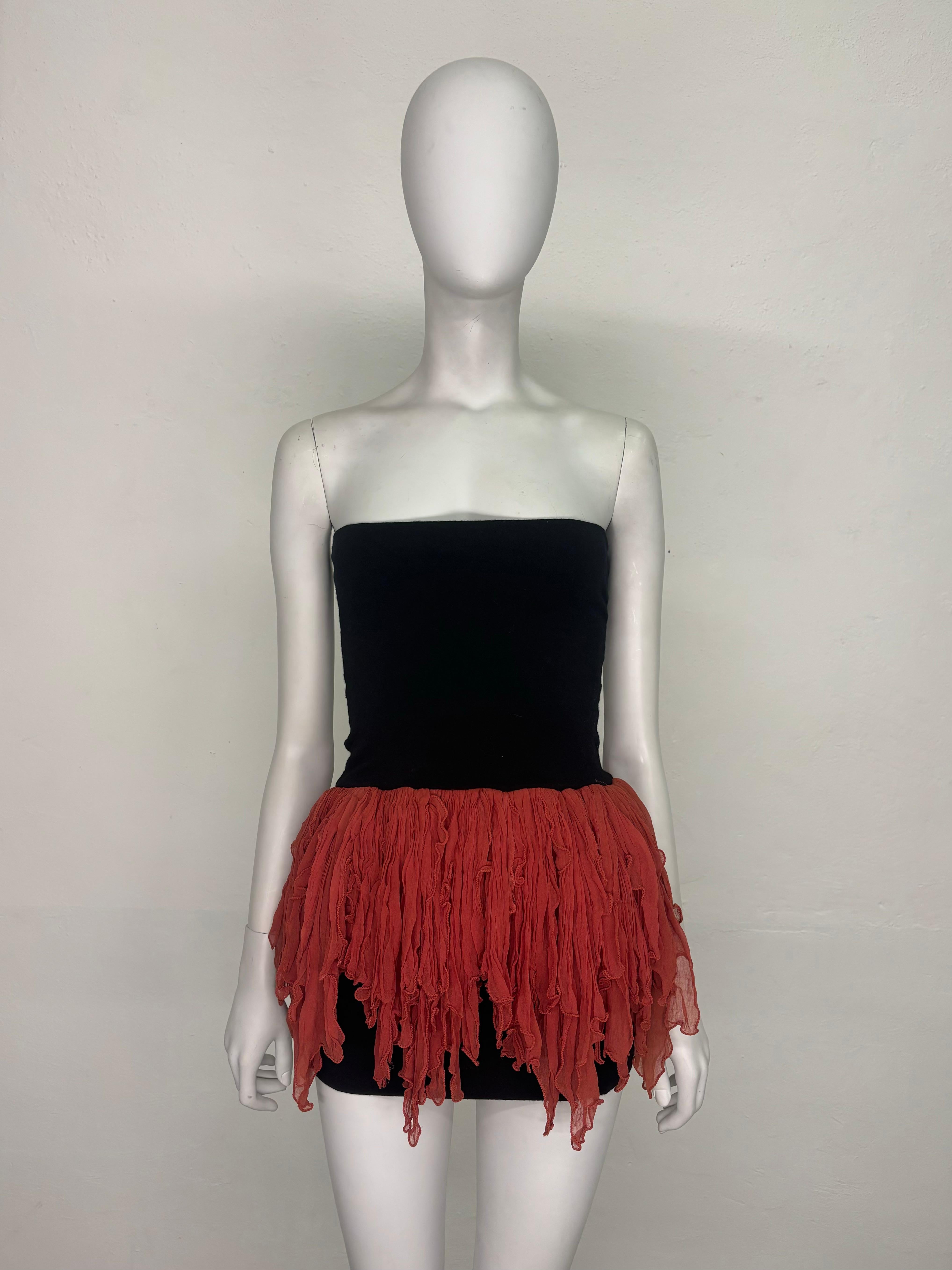 - Dolce & Gabbana Frühjahr/Sommer 1991 Kollektion 
- Verkauft von Gold Palms Vintage
- Schwarzes Wollschlauchkleid
- Kupferrote Seidenrüschen
- Größe IT 44
- Markenetikett entfernt 

Abmessungen (flach):
Oberweite: 29 cm - 11.4 inch 
Länge: 58,5 cm