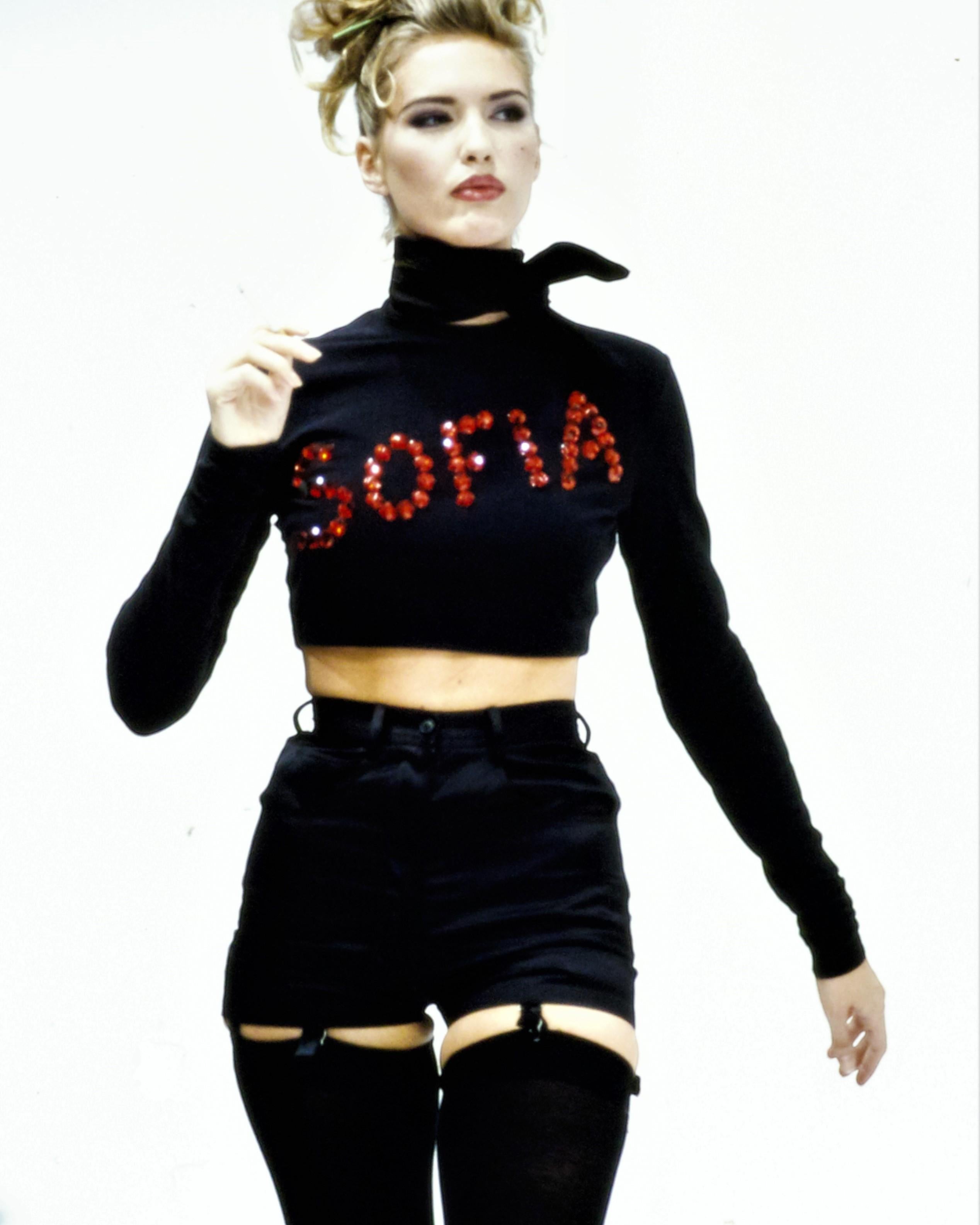 - Designed by Dolce&Gabbana
- Sold by Skof.Archive
- Spring Summer 1992 Collection
- Runway Piece
- Black Crop Sleeveless Top
- Round neckline
- 