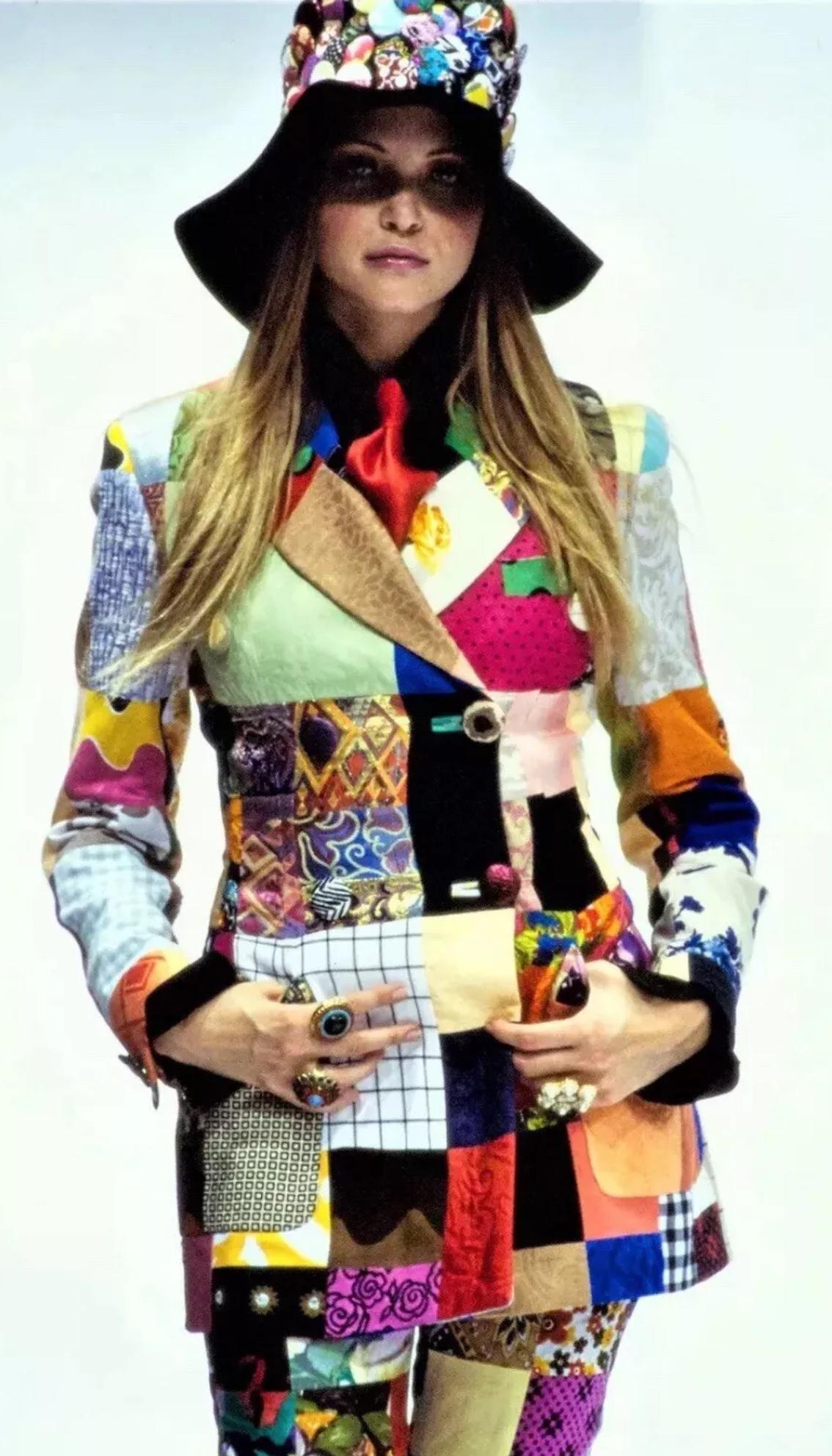 Da collezione e immediatamente riconoscibile, questa giacca patchwork multicolore è stata presentata nell'iconica collezione Primavera/Estate 1993 di Dolce & Gabbana. Indossato da Fran Drescher nel film 