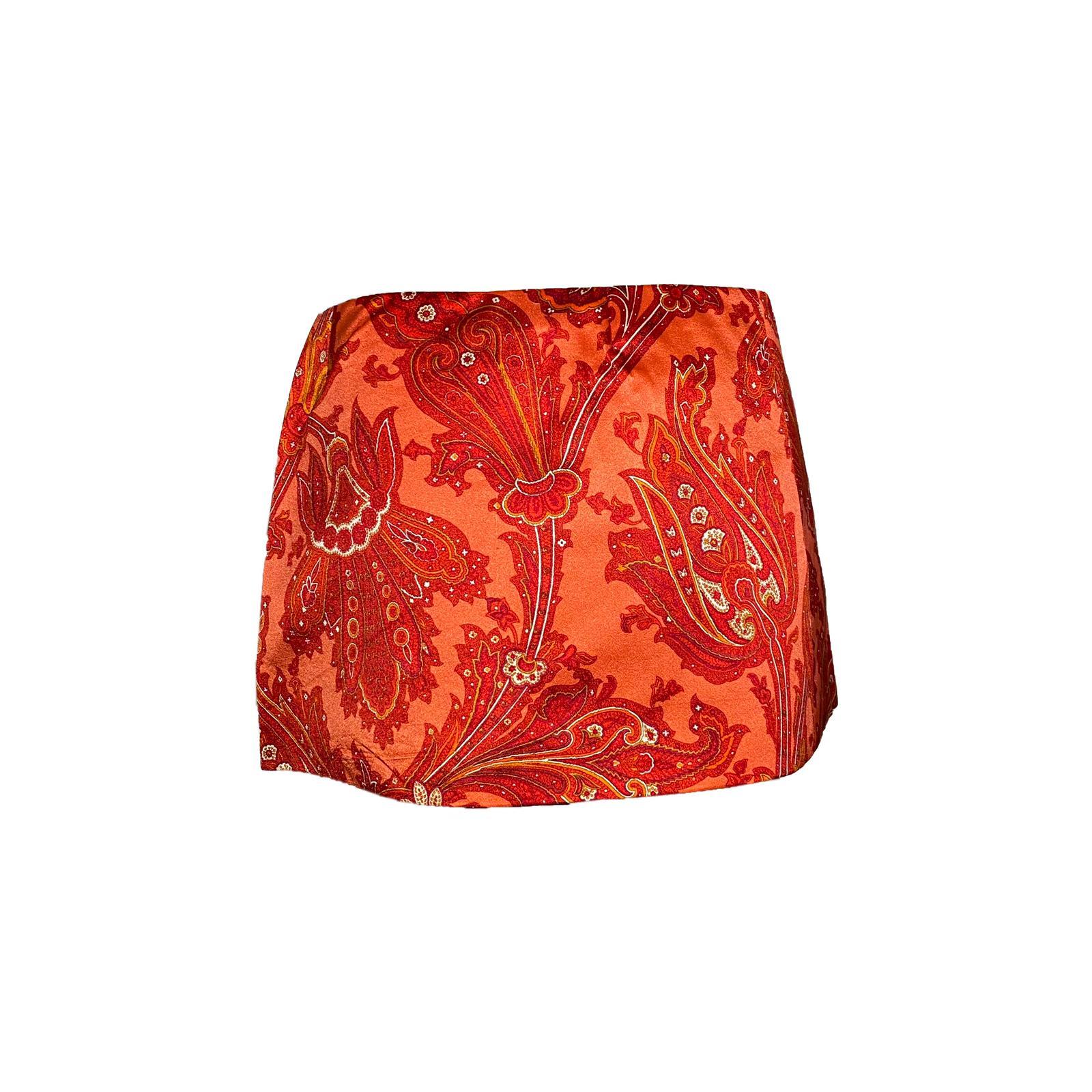 Dolce & Gabbana Runway Silk Red Paisley Mini Skirt with high side Slit from the Spring/Summer 2000 “Mix & Match” collection, as seen on Maggie Rizer on Look 28. Side button fastening.

Size: IT 38

Waistline: 76cm/29,9 inch 
Length: 28cm/11