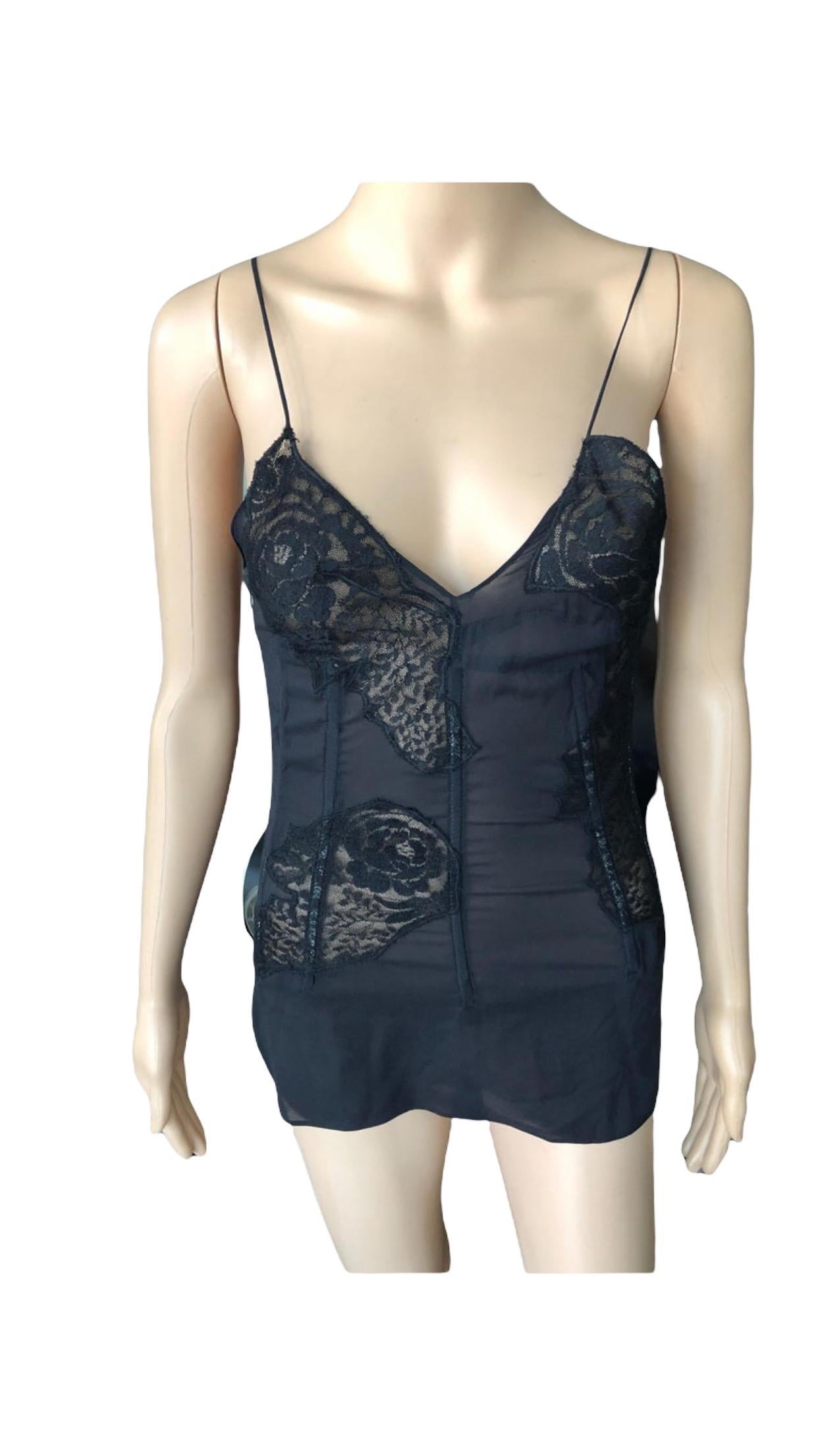 Dolce & Gabbana S/S 2002 Top corsetto nero in seta e pizzo IT 40

Top in seta di Dolce & Gabbana con pannelli in pizzo, scollo a V, dettagli in pizzo sulla schiena e chiusura con zip laterale.
