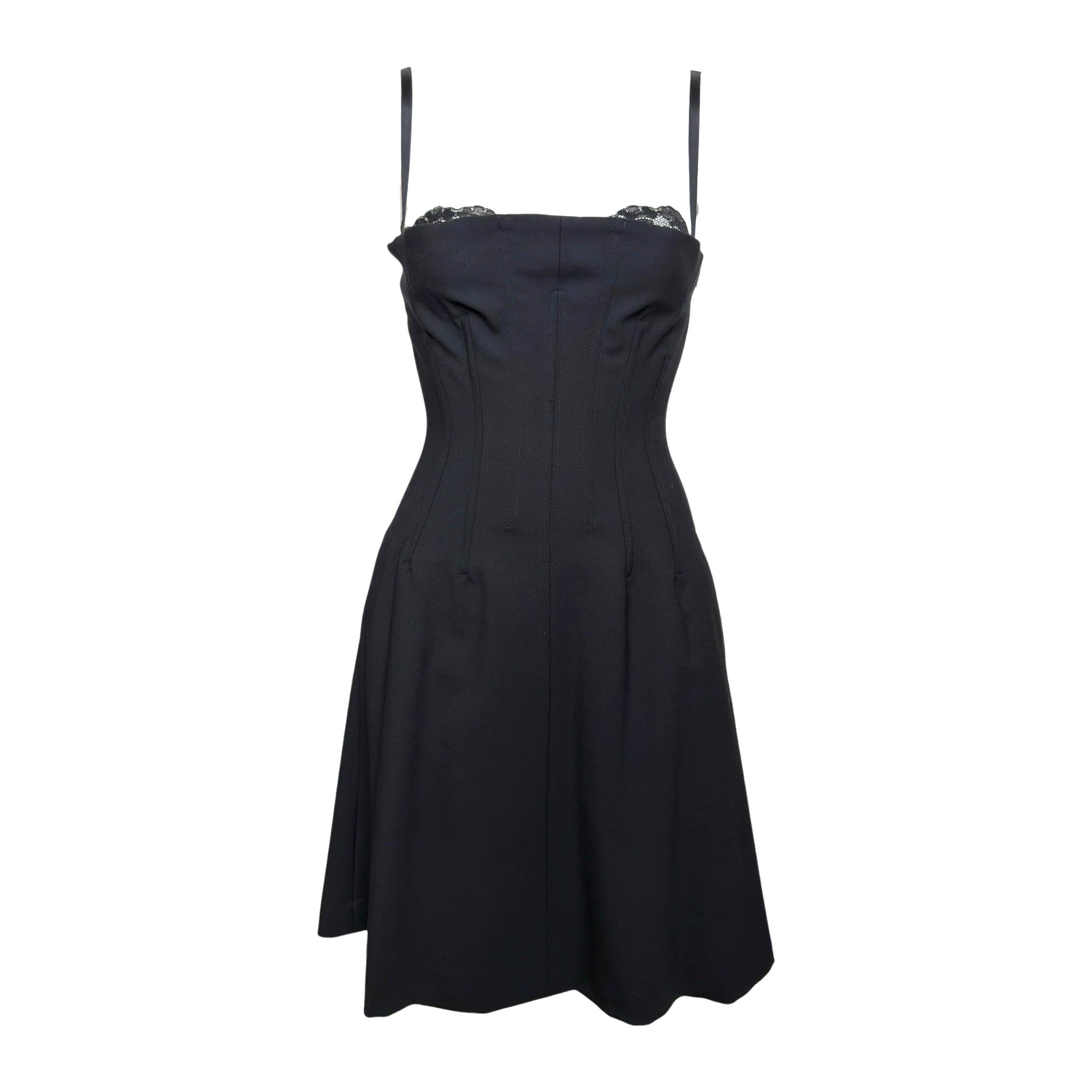 Dolce & Gabbana Frühjahr/Sommer 2003 – Schwarzes Minikleid mit Spitzenbesatz, Korsett-Stäbchen und Schnürung am Rücken