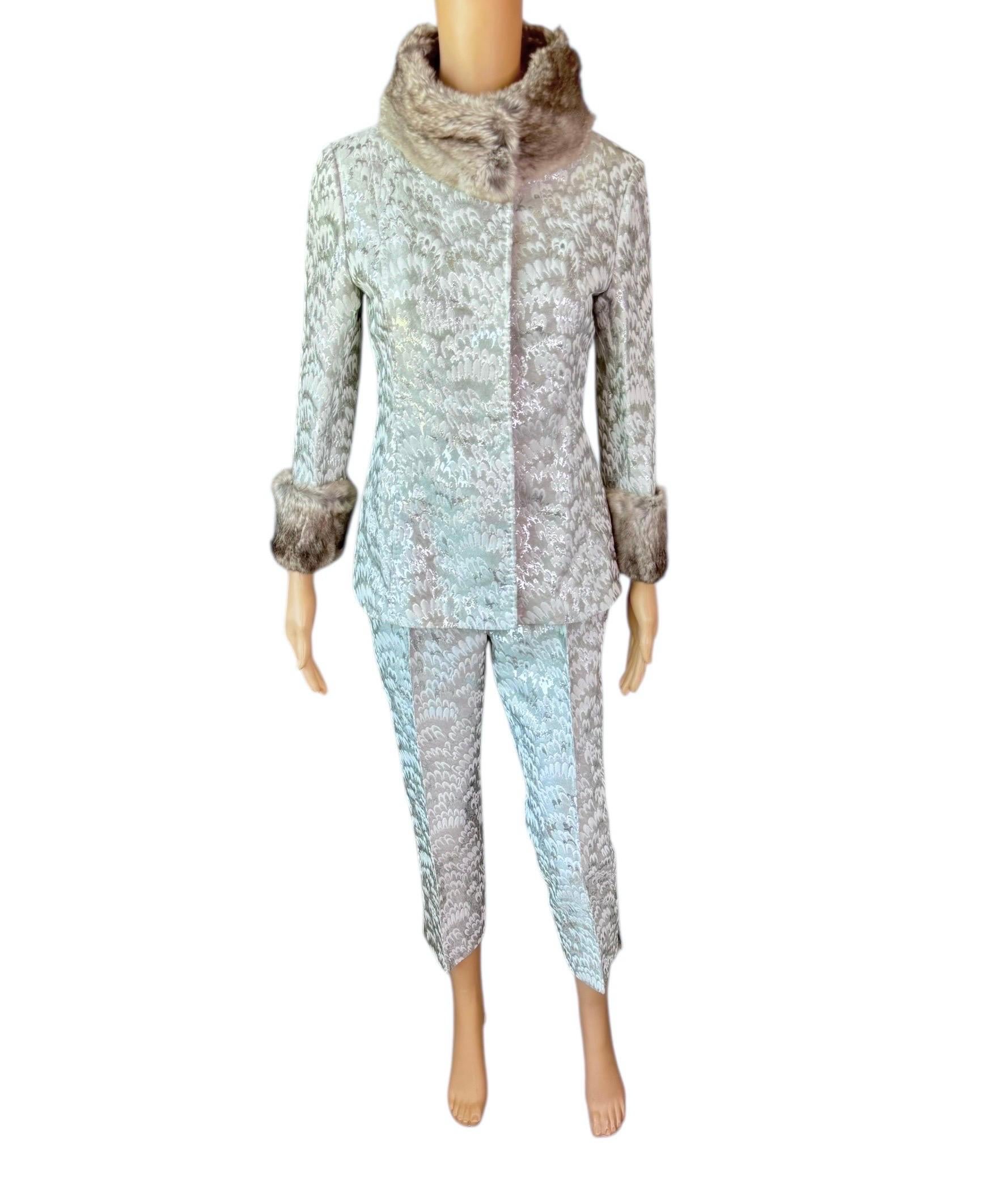 Dolce & Gabbana P/E 2003 Giacca e pantaloni in broccato metallizzato con pelliccia, non indossati, set di 2 pezzi, completo di pantaloni. 

Taglia: la giacca è IT 40, i pantaloni sono IT 38

Condit: Non indossato, con etichette

SEGUICI SU INSTAGRAM