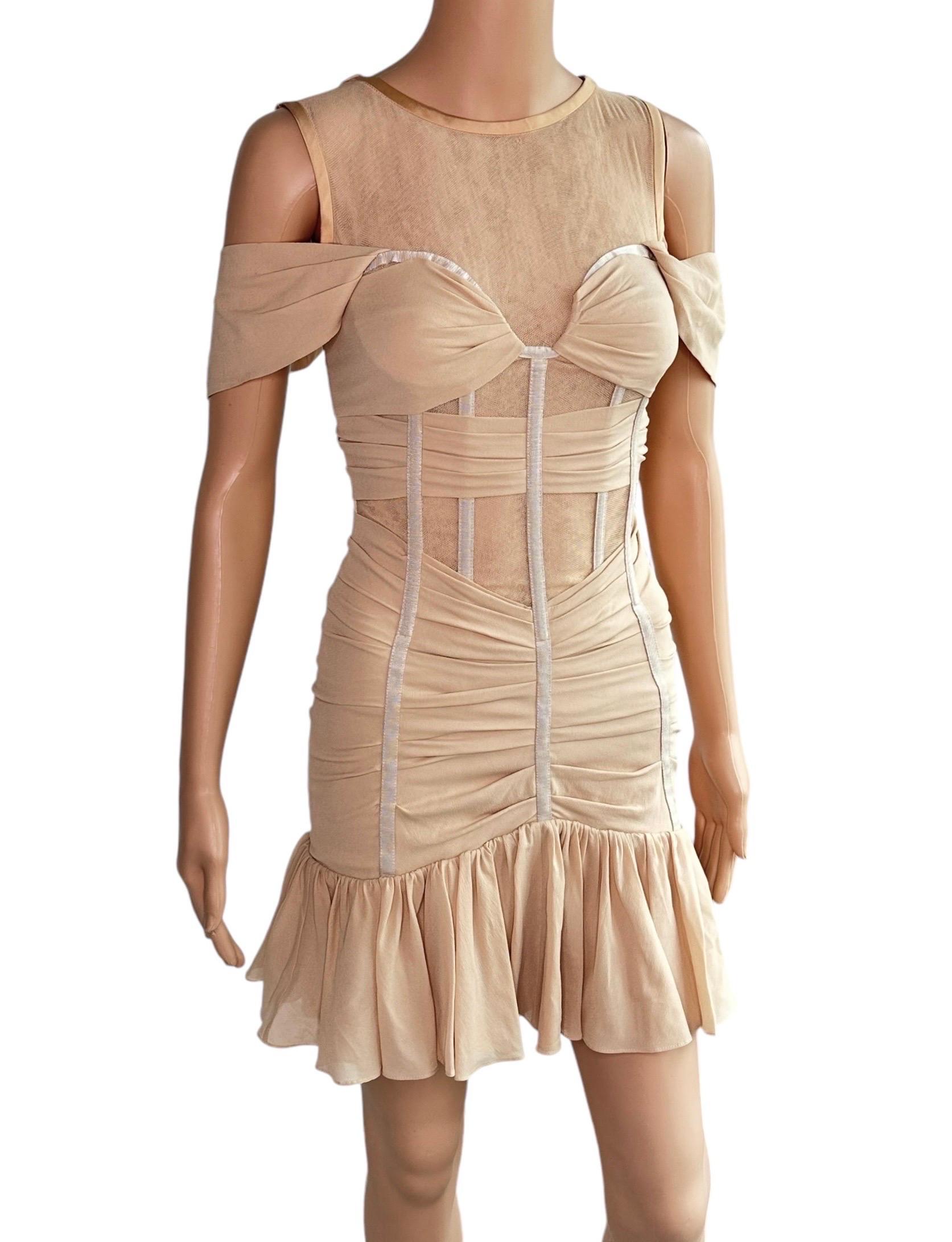 Dolce & Gabbana, mini-robe de défilé S/S 2007 à épaules dénudées et empiècements en maille transparente en vente 5