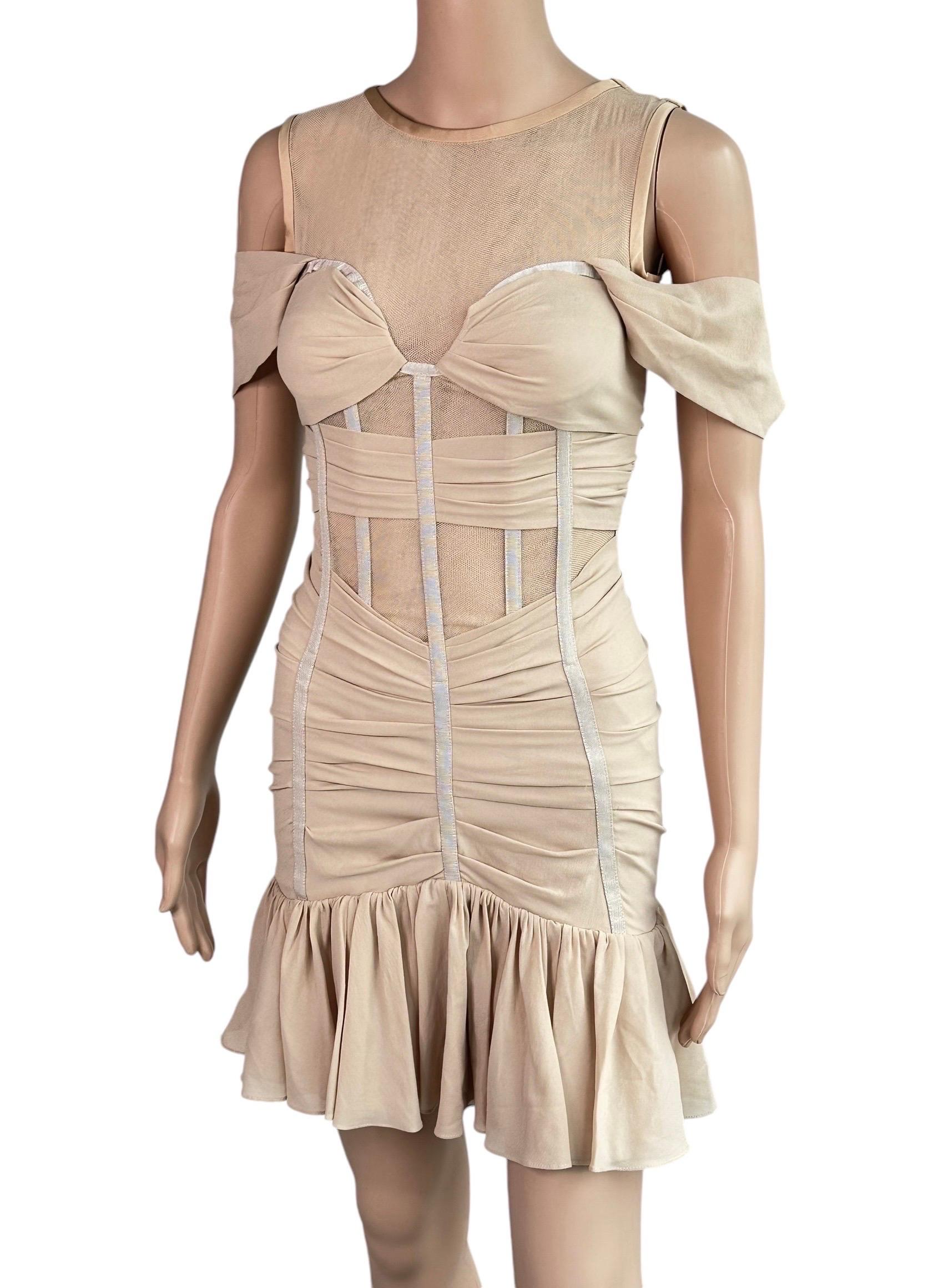 Dolce & Gabbana - Mini robe froncée à épaules décolletées avec panneaux en maille transparente IT 38

Condit : petite décoloration sur la poitrine gauche, non perceptible au porter. La maille est tirée sous l'épaule droite, mais elle est couverte