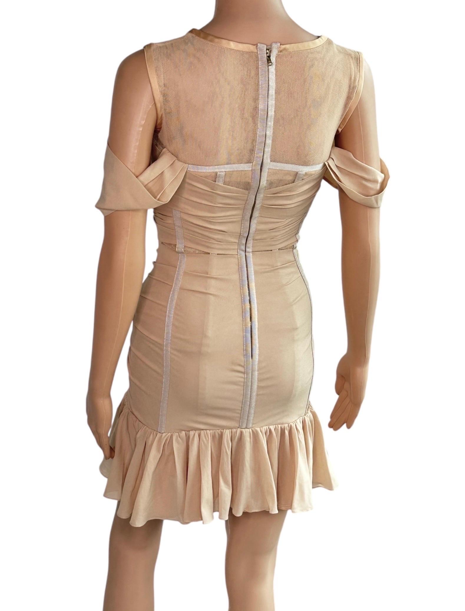 Dolce & Gabbana, mini-robe de défilé S/S 2007 à épaules dénudées et empiècements en maille transparente Pour femmes en vente