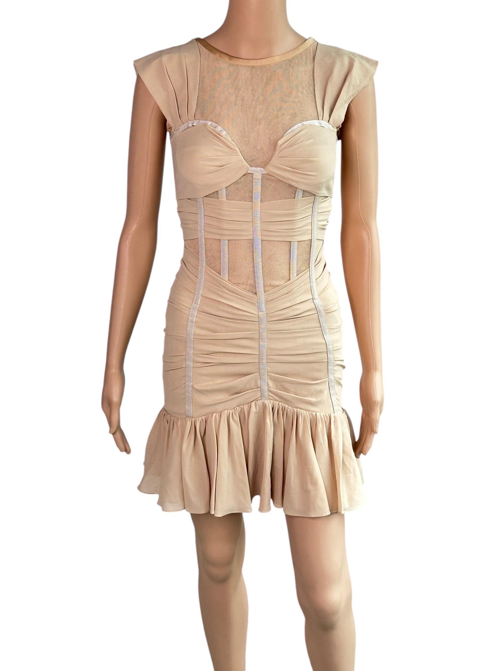 Dolce & Gabbana, mini-robe de défilé S/S 2007 à épaules dénudées et empiècements en maille transparente en vente 3