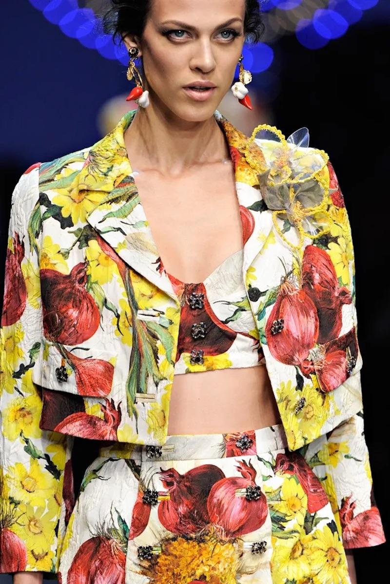 The Dolce & Gabbana S/S 2012 runway embellished mini skirt is styled in onions and floral print with a silk lining. Constructed from cotton and silk, this skirt has been worn once or twice and is in very good condition
