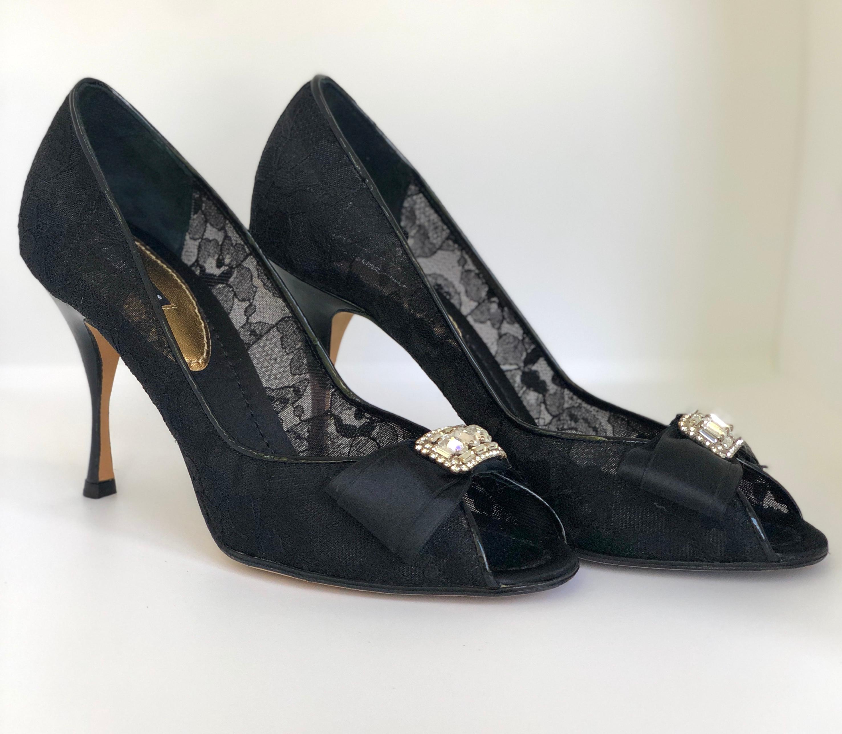 Dolce & Gabbana Satin Bow, Black Lace & Patent Leather Peep Toe Formal Pumps In Good Condition For Sale In Houston, TX