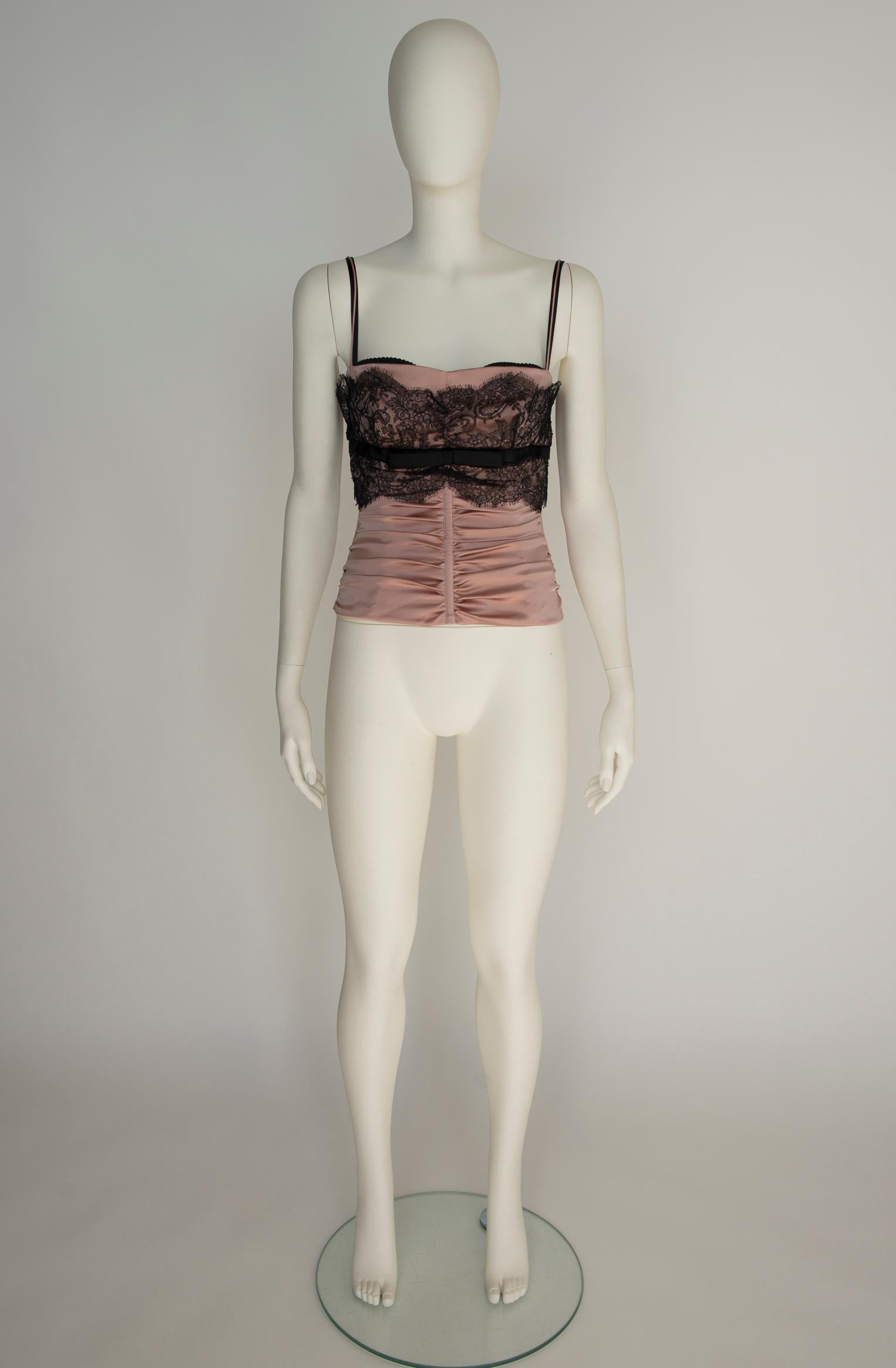 Dieses Korsett-Bustier-Top von Dolce & Gabbana, das wahrscheinlich aus der kultigen Frühjahr/Sommer-Kollektion 2001 stammt, wird Ihre Weiblichkeit mit Sicherheit unterstreichen! Es ist aus glänzendem puderrosa Satin gefertigt und mit Stäbchen