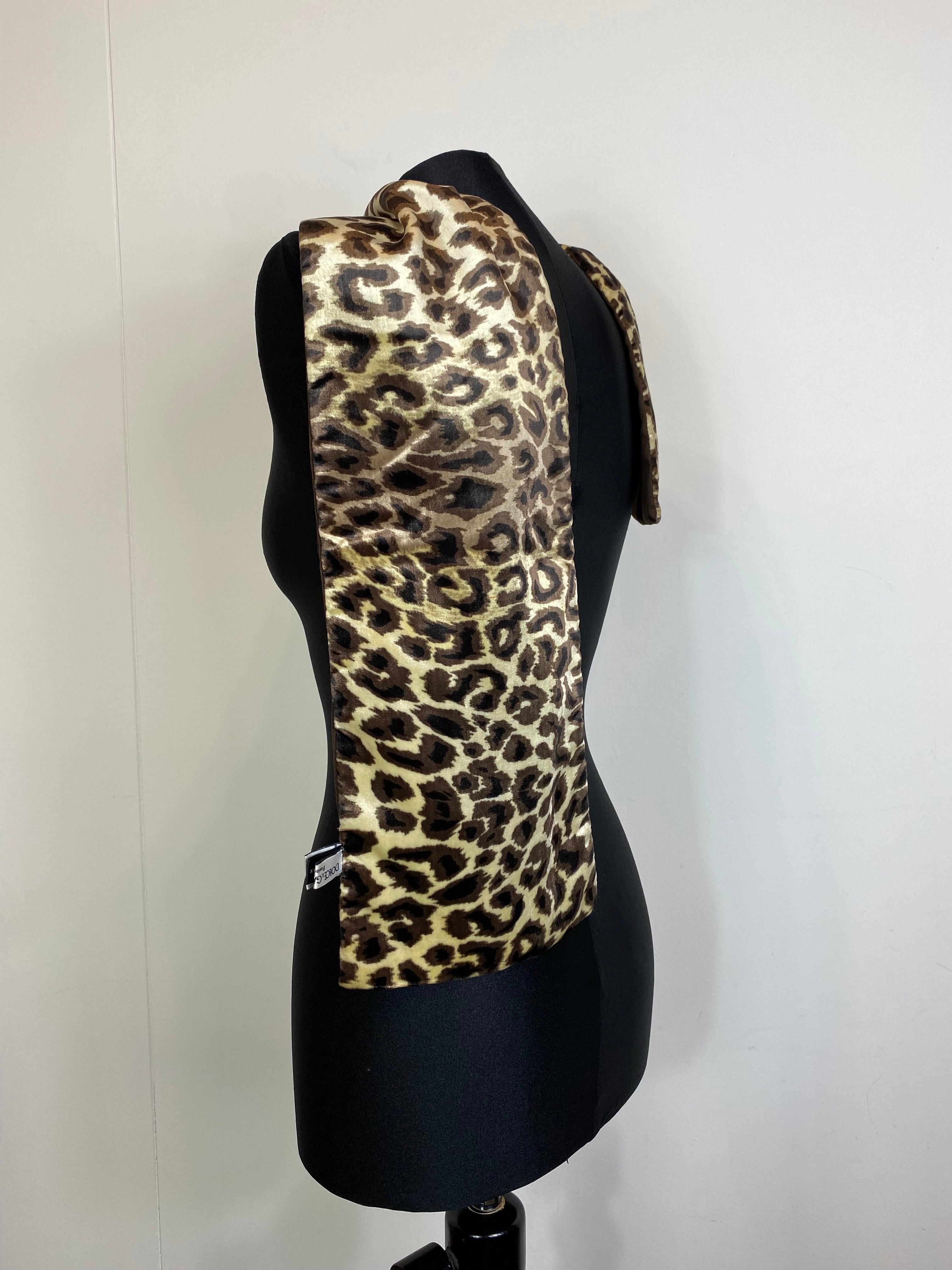 Dolce & Gabbana scarf in spotted velvet with a speckled pattern and dark brown silk lining. 
In excellent condition, like new.Length 101 cm
Height 19 cm 