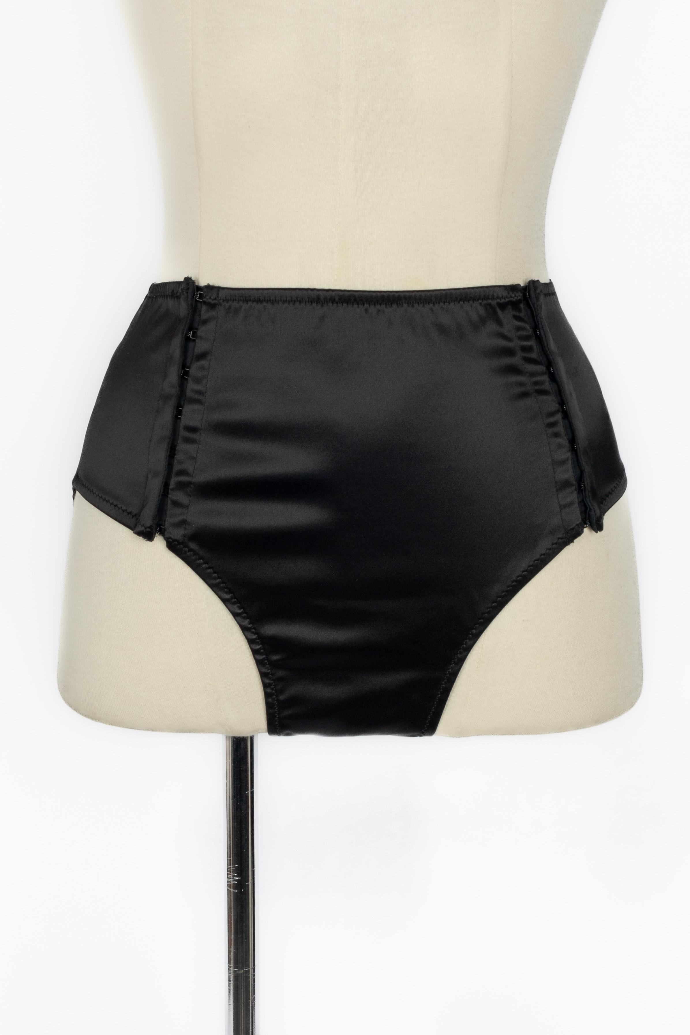 DOLCE & GABBANA - (Made in Italy) Set in pizzo nero composto da un top e una gonna, con biancheria intima in raso nero. La taglia 38 indicata, corrisponde a una 36FR/38FR.

Condizioni:
Ottime condizioni

Dimensioni:
Top: Petto: 40 cm - Lunghezza: 34