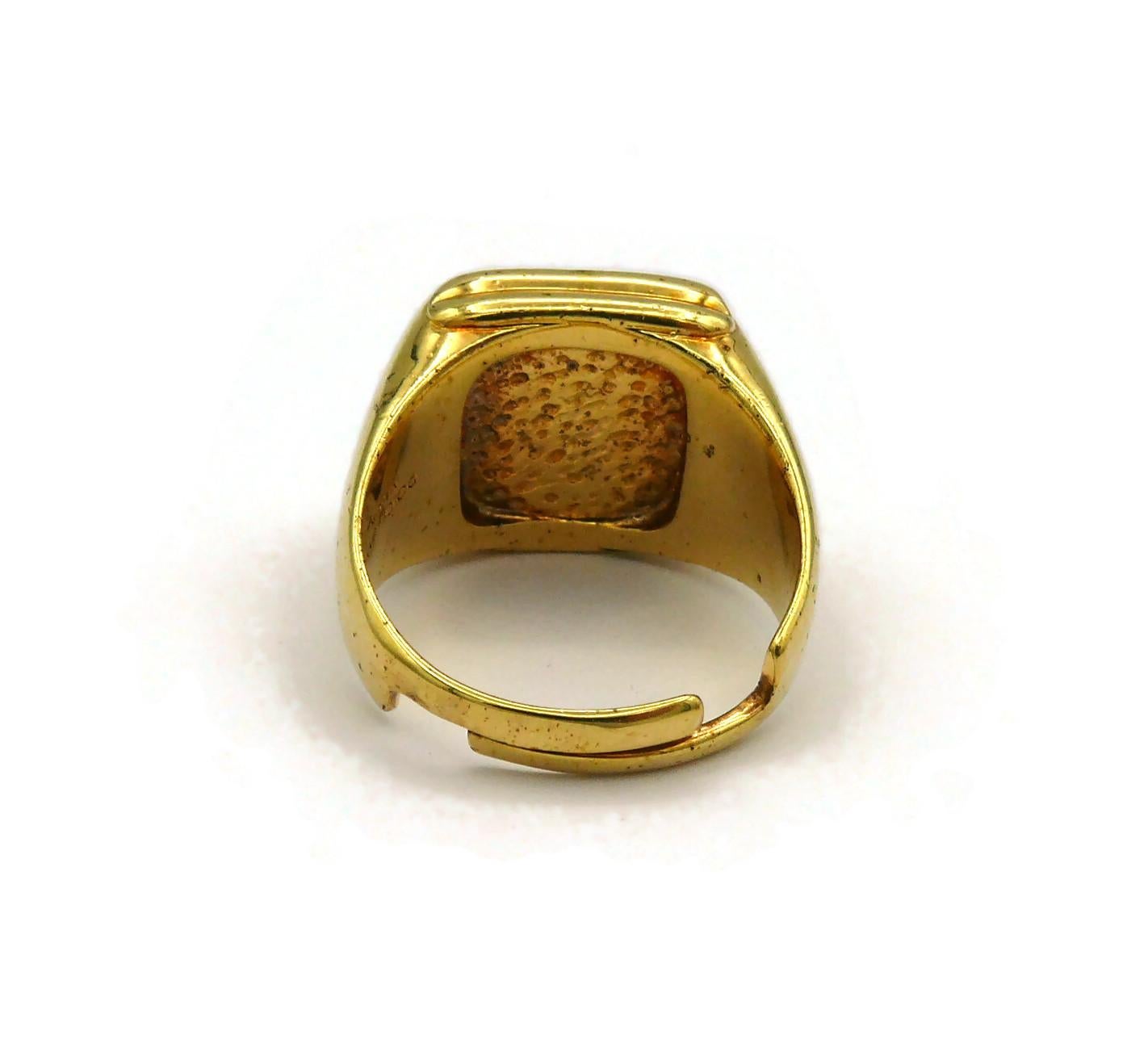 DOLCE & GABBANA Set von vier goldfarbenen Ringen L O V E im Angebot 6