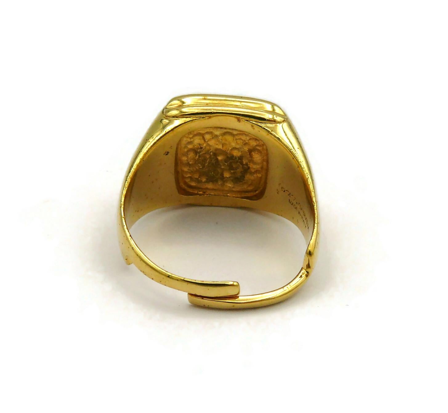 DOLCE & GABBANA Set von vier goldfarbenen Ringen L O V E im Angebot 10