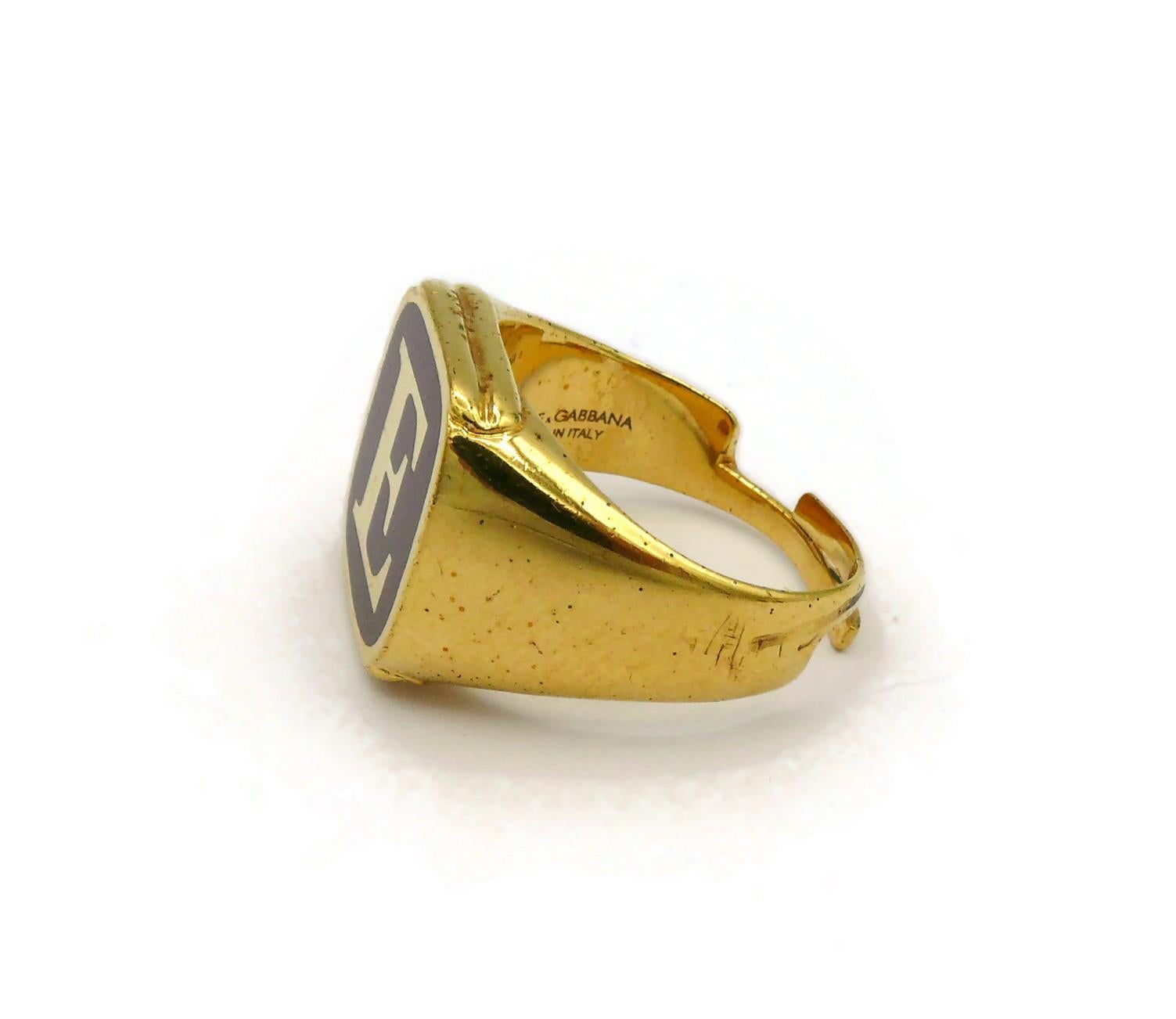 DOLCE & GABBANA Set von vier goldfarbenen Ringen L O V E im Angebot 13