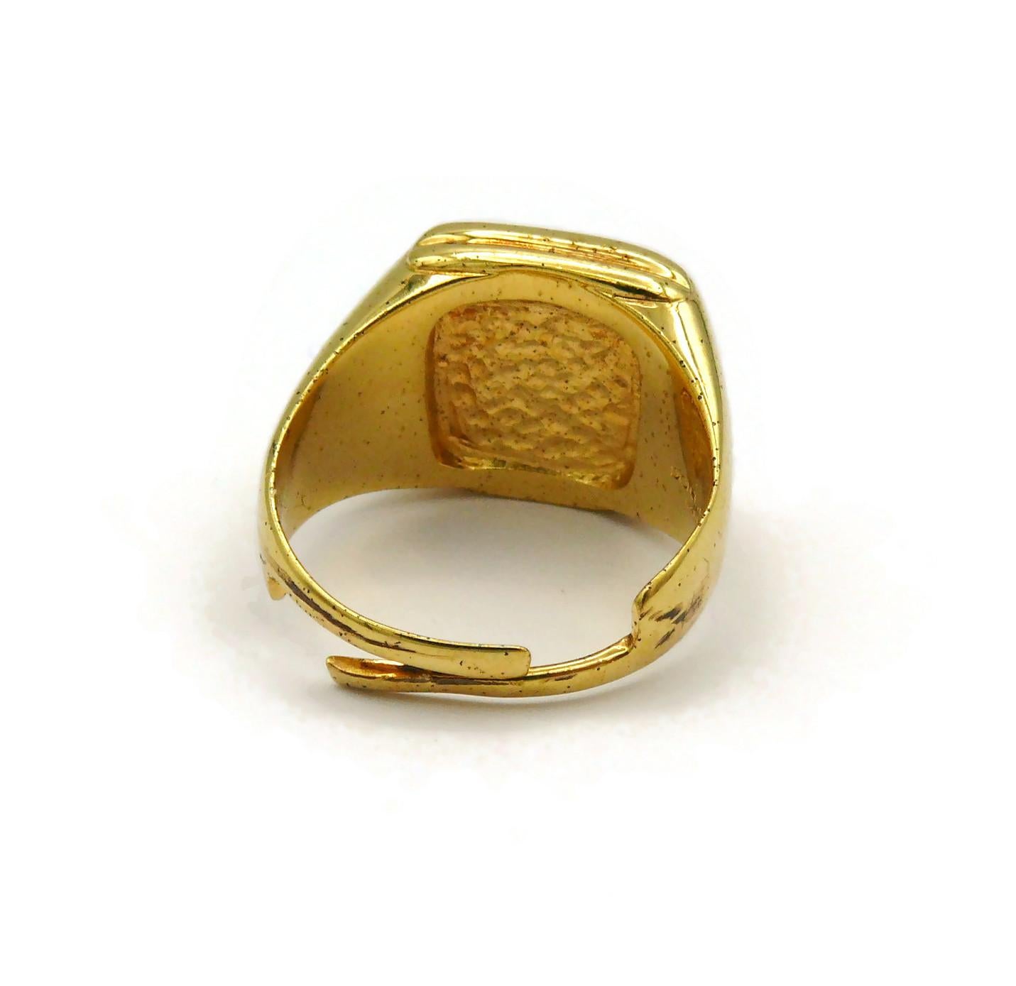 DOLCE & GABBANA Set von vier goldfarbenen Ringen L O V E im Angebot 14