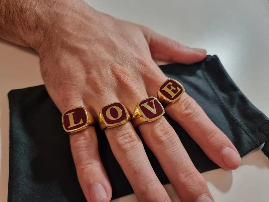 DOLCE & GABBANA seltener Satz von vier goldfarbenen Siegelringen mit burgunderroter Emaille mit dem Wort L O V E.

Geprägtes DOLCE & GABBANA Made in Italy auf der Innenseite jedes Rings.

WICHTIGE INFORMATIONEN:
- Diese Ringe wurden benutzt und