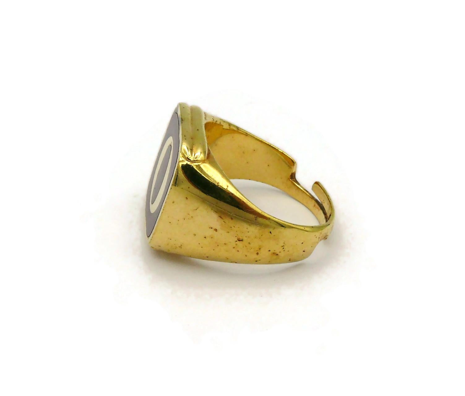 DOLCE & GABBANA Set von vier goldfarbenen Ringen L O V E im Angebot 5