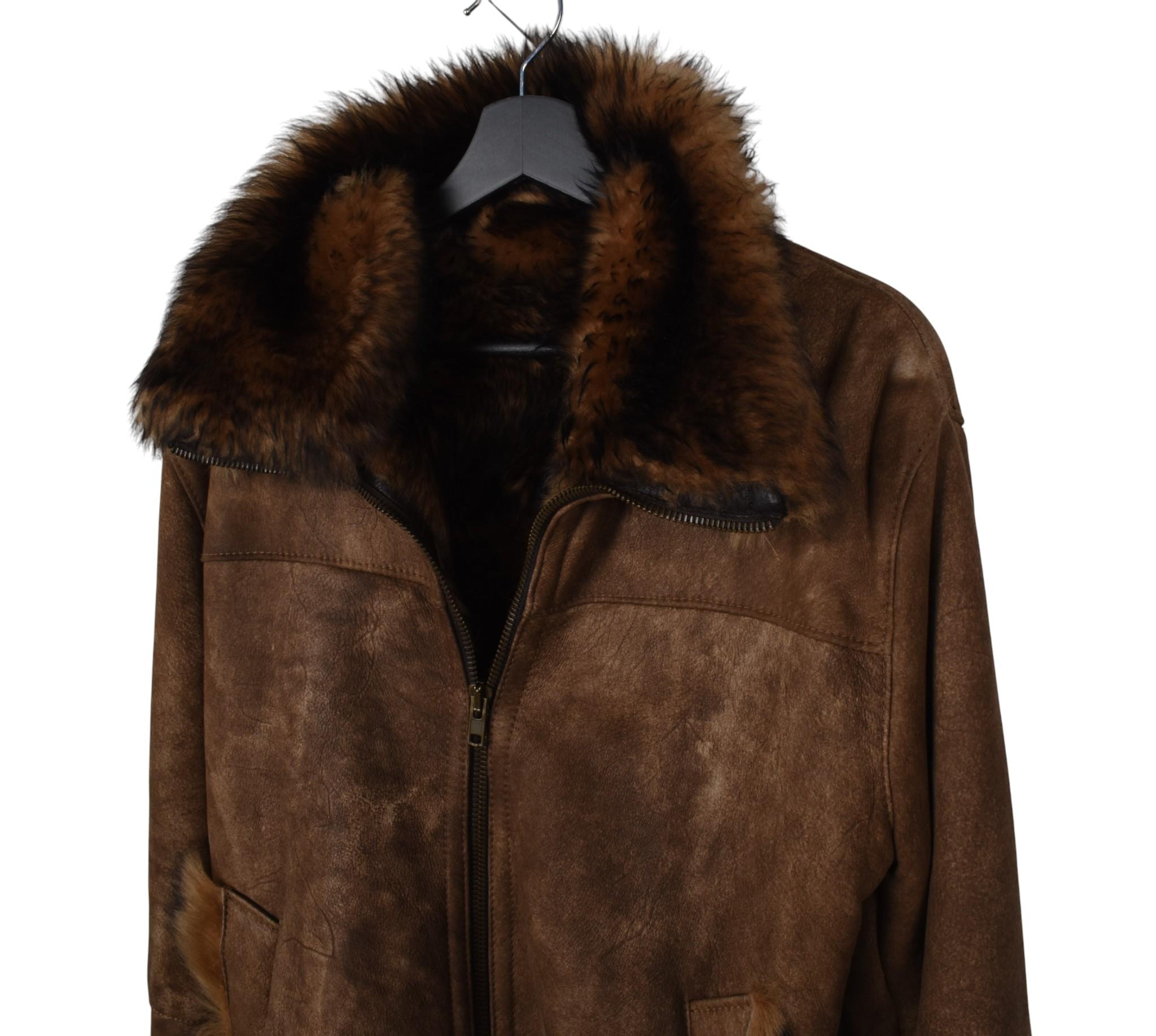 Prüfen Sie meine anderen Angebote. Habe viele weitere Designerkleidung zu verkaufen. Offen für alle Angebote.
Zu verkaufen ist 100% echte Dolce Gabbana Pelz Hirschleder Shearling Herren Jacke, VIPE0
Farbe: braun
(Eine tatsächliche Farbe kann ein