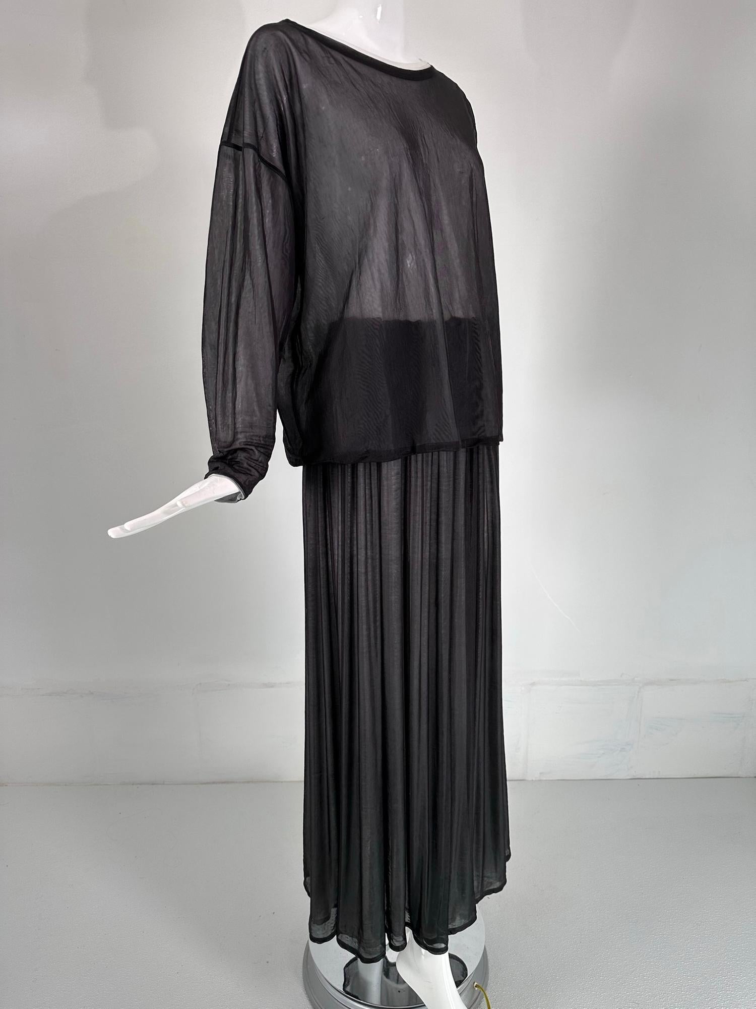 Dolce & Gabbana - Top athlétique oversize en nylon noir et blanc et jupe longue froncée à taille élastique. 
Le haut et la jupe sont transparents, mais pas totalement transparents. Le haut à col rond est doté d'une longue  Manches tombantes et coupe