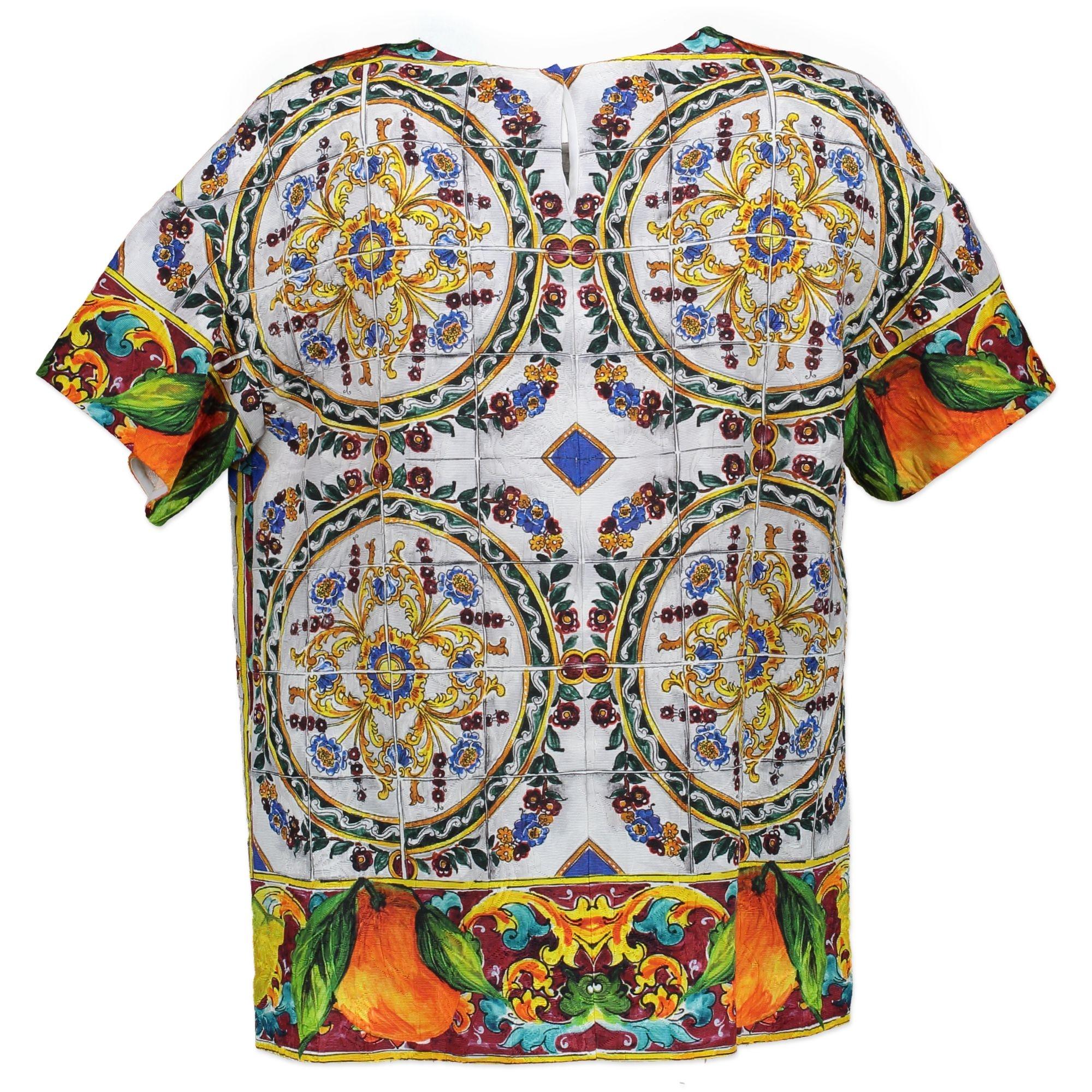 Excellent condition

Dolce & Gabbana Short Sleeve Multicolor Blouse - SIZE IT40

If you're looking for the perfect top to stand out, look no further! This Dolce & Gabbana edition features a vintage-looking floral/abstract-print and amazing colors.