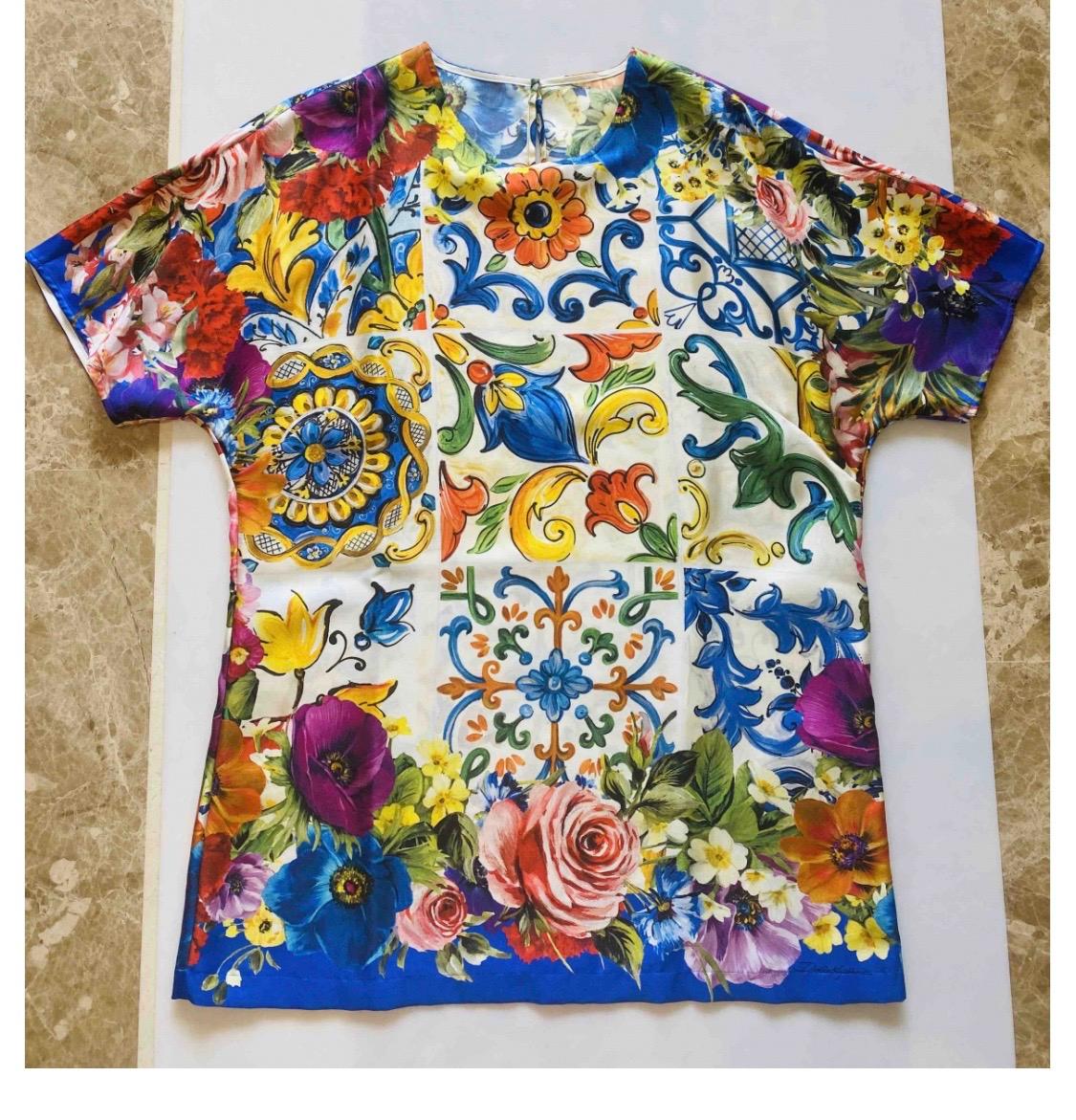 Dolce & Gabbana Sicily Maiolica
Rose Floral printed silk top T-shirt
blouse

Size 44IT UK12, L.
100% silk
Brand new with tags!

Please check my other DG clothing,
beachwear, shoes & accessories in this
beautiful print!

