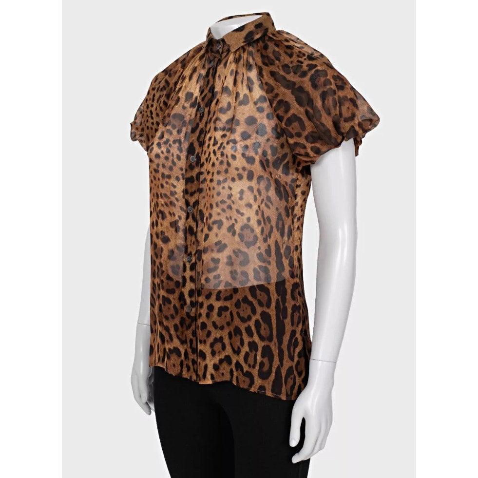 Chemisier Dolce & Gabbana absolument magnifique !
Cette magnifique pièce est fabriquée à partir de 100 % de soie et présente un imprimé animalier chic et transparent.
Le design à coupe droite avec une fermeture boutonnée et des manches courtes le